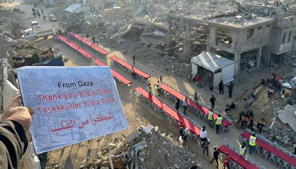 Savaşın gölgesinde oruç tutan Gazzelilere destek olan Tilbe'nin, yemek dağıtımına ait fotoğraf ve videoları sosyal medyada büyük ilgi gördü.