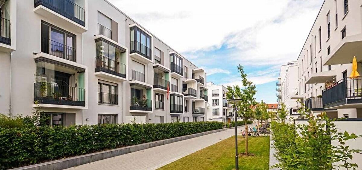 Bakan Tunç, “Tahliye taahhütnamesi noter ya da e-Devlet üzerinden yapılma zorunluluğu getirilirse sorun çözülür mü?” sorumuza, “Noterde yapılabilir, ama bu sefer de ev sahipleri kiracıyı çıkartamayacağını düşünerek evlerini kiraya vermeyebilir. Bu da ev problemini tetikler. Burada bir ücret de ödemek zorunda kalırlar. e-Devlet’ten de yapılabilir. Böyle olursa tahliye taahhüdü amacına uygun yapılmış olur” cevabını verdi.