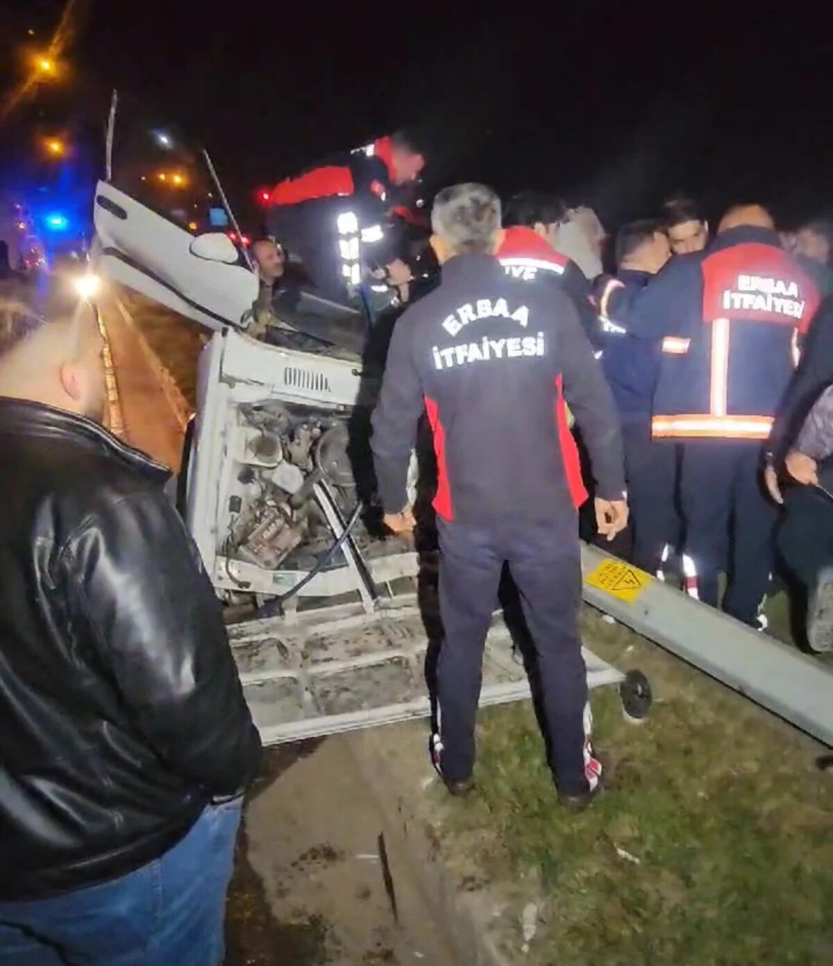 Çarpışmanın etkisiyle kâğıt gibi katlanan otomobilin sürücüsü ile yanındaki S. G. yaralandı.