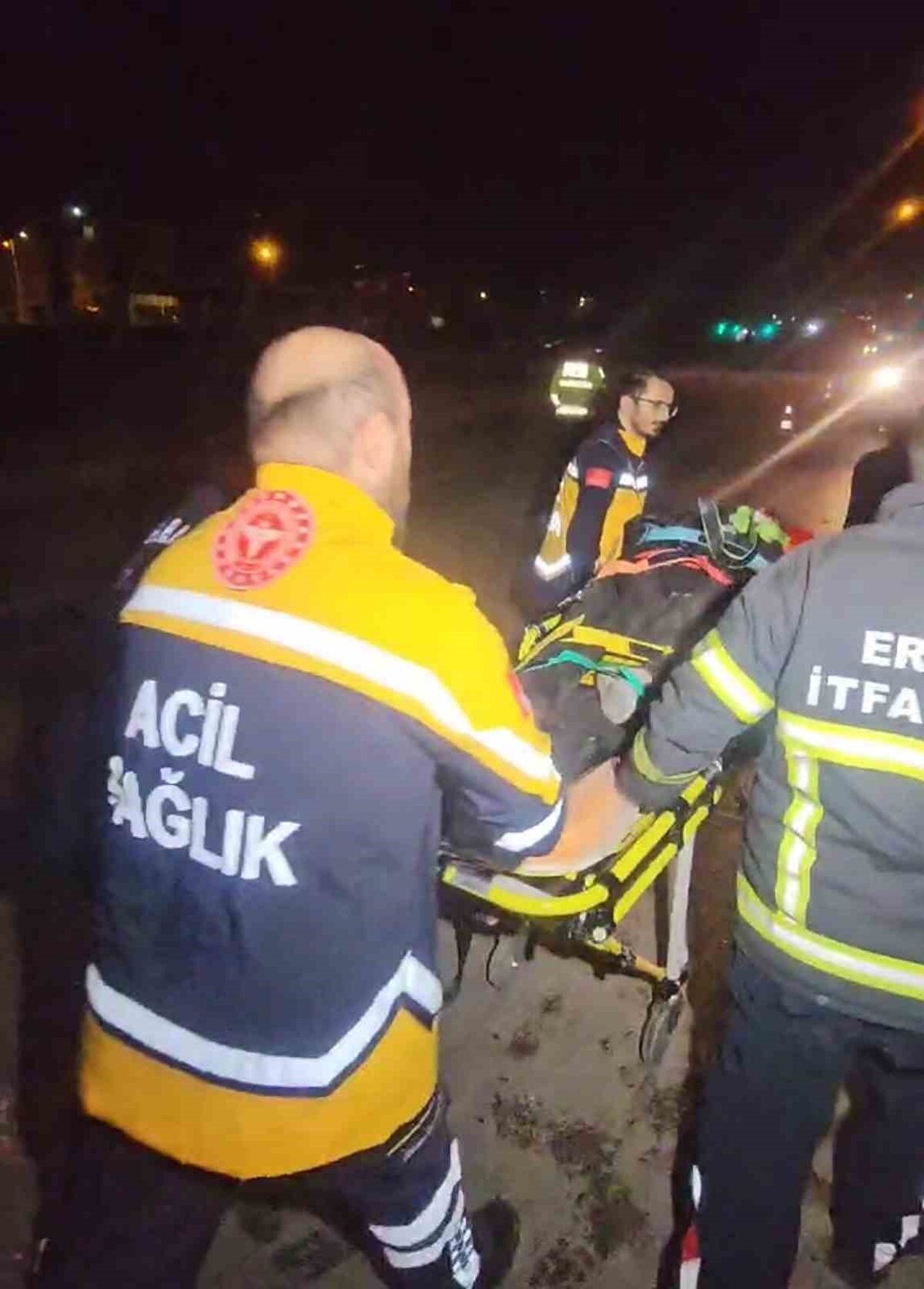 İhbar üzerine olay yerine sağlık, polis ve itfaiye ekipleri sevk edildi. Yaralılar ambulansla Erbaa Devlet Hastanesi’ne kaldırıldı. Yaralıların otomobilden kurtarılma anı cep telefonu ile kaydedildi.