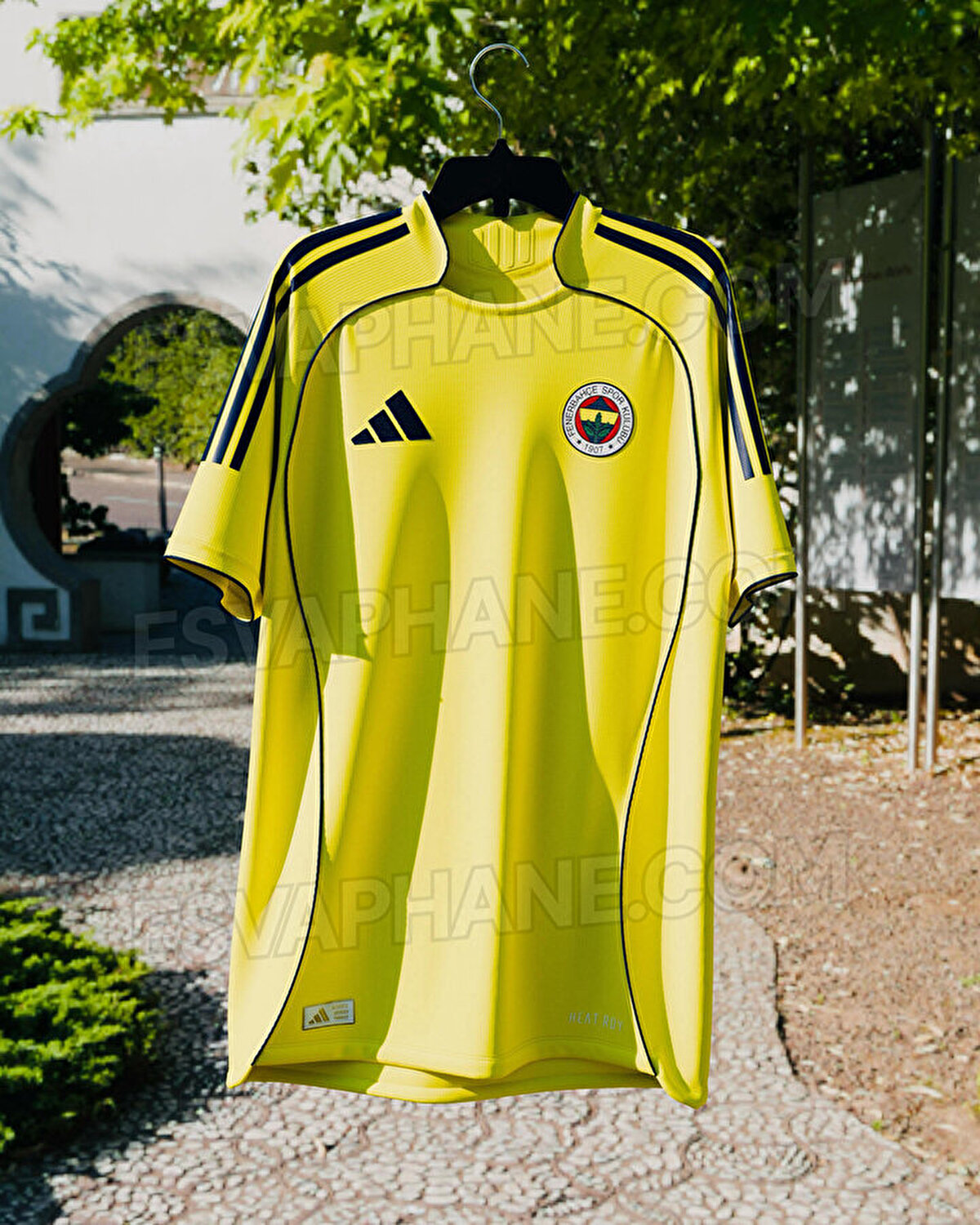 2000'lerde moda olan forma tasarımına geri dönen sarı lacivertlilerin, yeni sezonda deplasmanda sarı forma giyeceği iddia edildi.