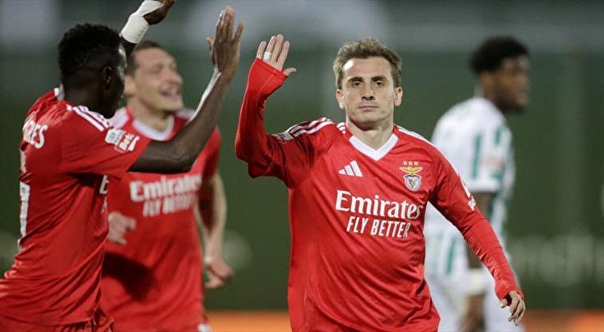 Kerem Aktürkoğlu ve Orkun Kökçü'nün formasını giydiği Benfica, Portekiz Premier Ligi'nin 26. hafta mücadelesinde K Demir Ege Tıknaz'ın takımı Rio Ave'ye konuk oldu.Dos Arcos Stadı'nda oynana maç 3-2 misafir takımın üstünlüğüyle sona ererken, Orkun ve Kerem attıkları gollerle galibiyetin mimarı oldu. Milli yıldızların performansı ülkede gündem olurken, Portekiz basınında atılan manşetler göze çarptı.