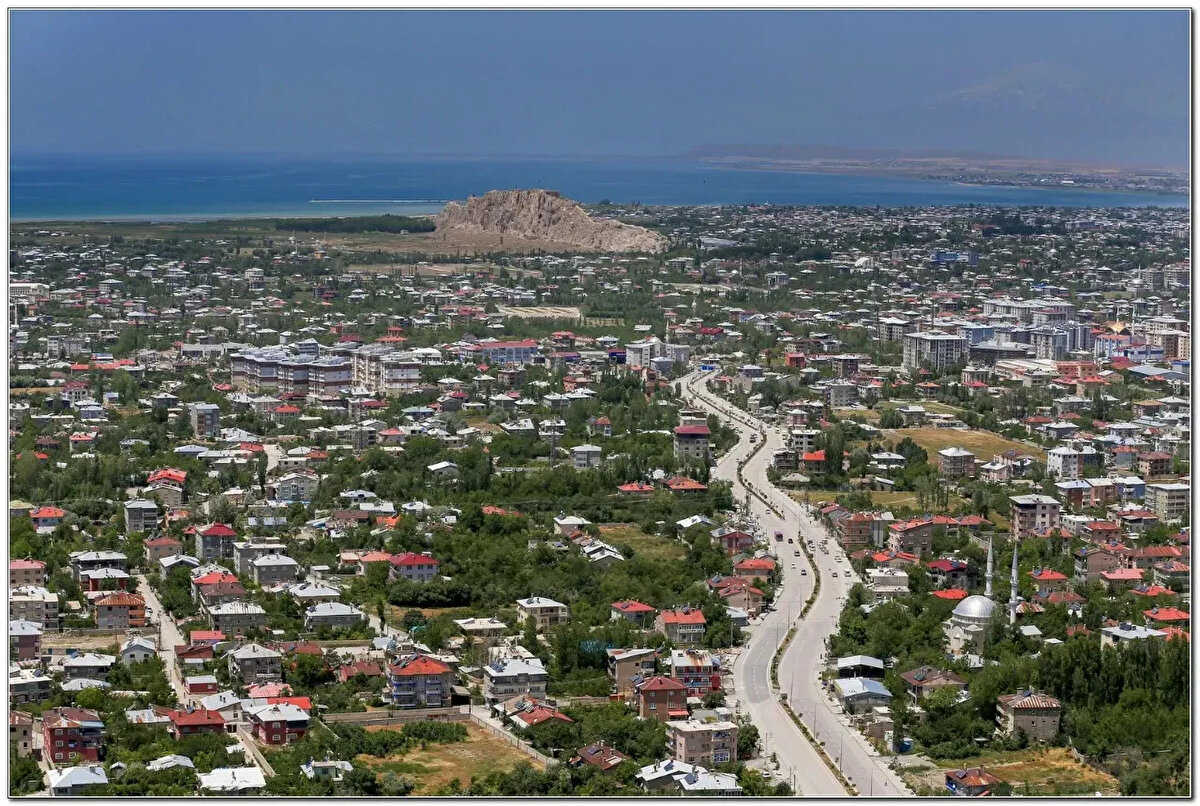 İl olmak için gerekli kriterler<br><br>İl olabilmek için belirlenen 8 kriter arasında en az 100 bin nüfus ve il merkezine en az 30 kilometre uzaklık şartı bulunuyor. Ayrıca ulaşım, ekonomik çeşitlilik, şehirleşme ve eğitim durumu gibi faktörler de il statüsü için belirleyici kriterler arasında yer alıyor.