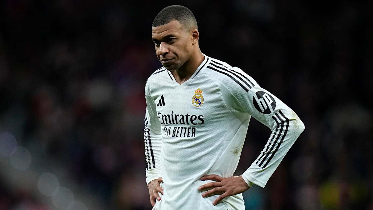 Oynamak için 5 dakikası var... Ona karşı sabırlı ol!" "Arda Güler'e kızmaya hakkın yok. Daha önce topu net bir pozisyonda Arda'ya atmadın" şeklinde yorumlarda bulunuldu.