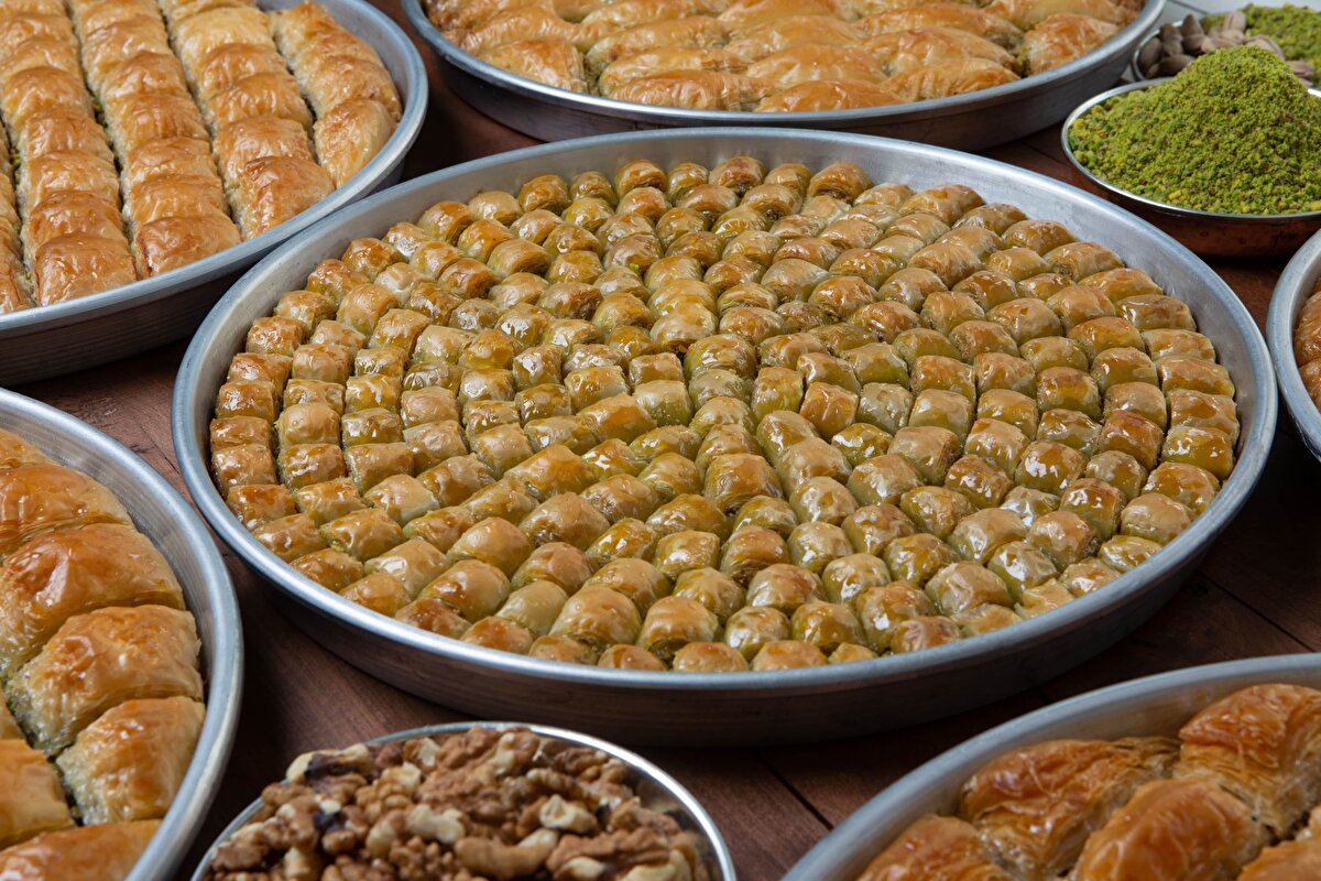 Areda Piar’ın araştırmasına göre, Ramazan ayında tatlı tüketimi belirgin şekilde artıyor. Katılımcıların yüzde 45,5’i bu dönemde şerbetli tatlıları daha fazla tükettiğini belirtirken, yüzde 43,4’ü tüketim alışkanlıklarının değişmediğini ifade ediyor. Tatlı tüketiminin azaldığını belirtenler ise sadece yüzde 11,1.