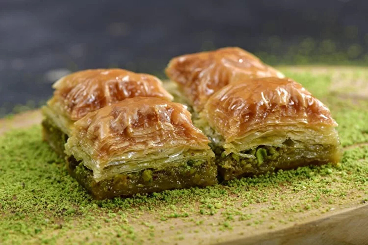 Hangi baklava çeşidi tercih ediliyor?<br><br>Çeşitleri arasında ise fıstıklı baklava yüzde 48,6 ile en sevilen baklava çeşidi olarak araştırmaya yansıyor. 