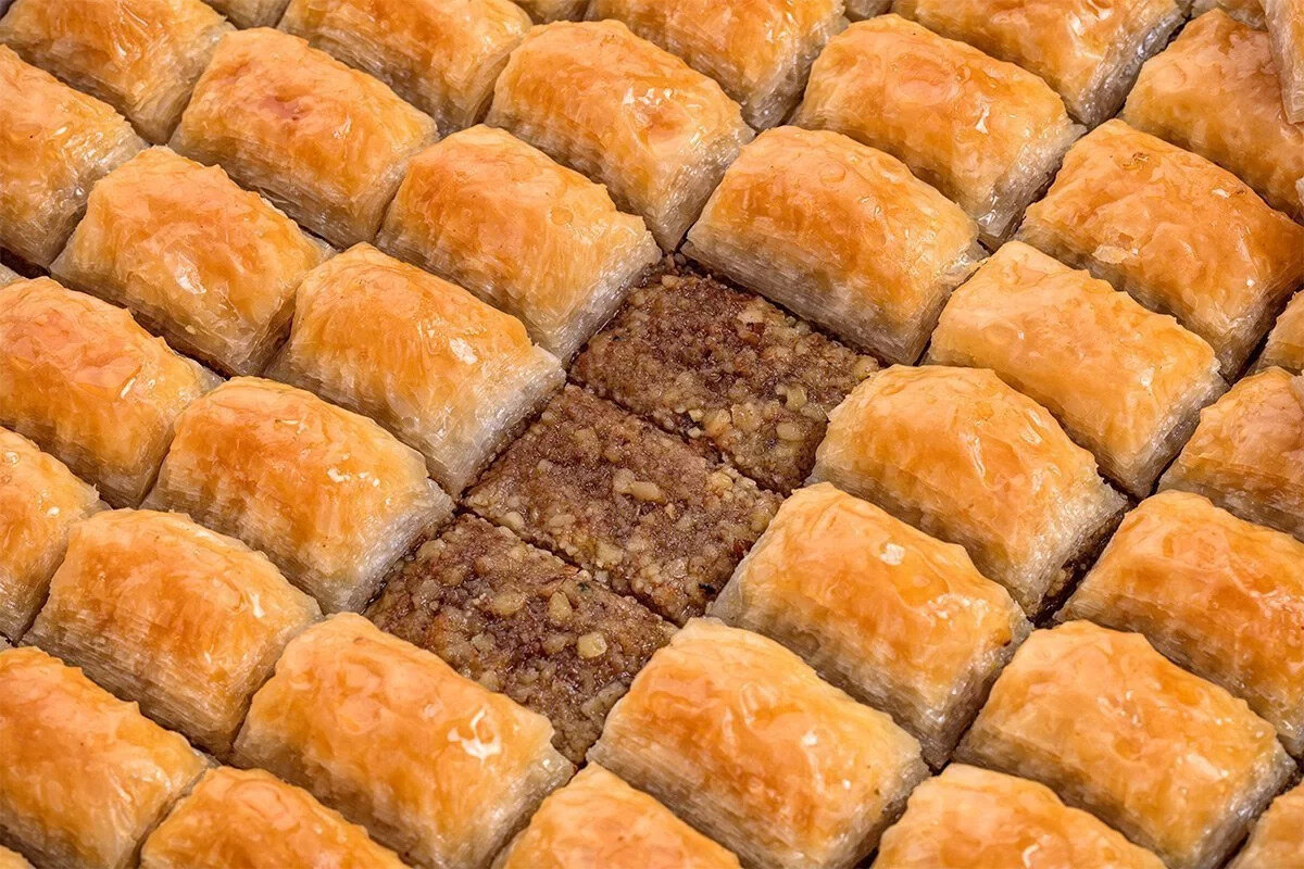 Cevizli baklava yüzde 29,9 ile ikinci, fıstıklı dürüm sarma yüzde 29,2 ile üçüncü, soğuk baklava yüzde 28,2 ile dördüncü sırada yer alıyor. 