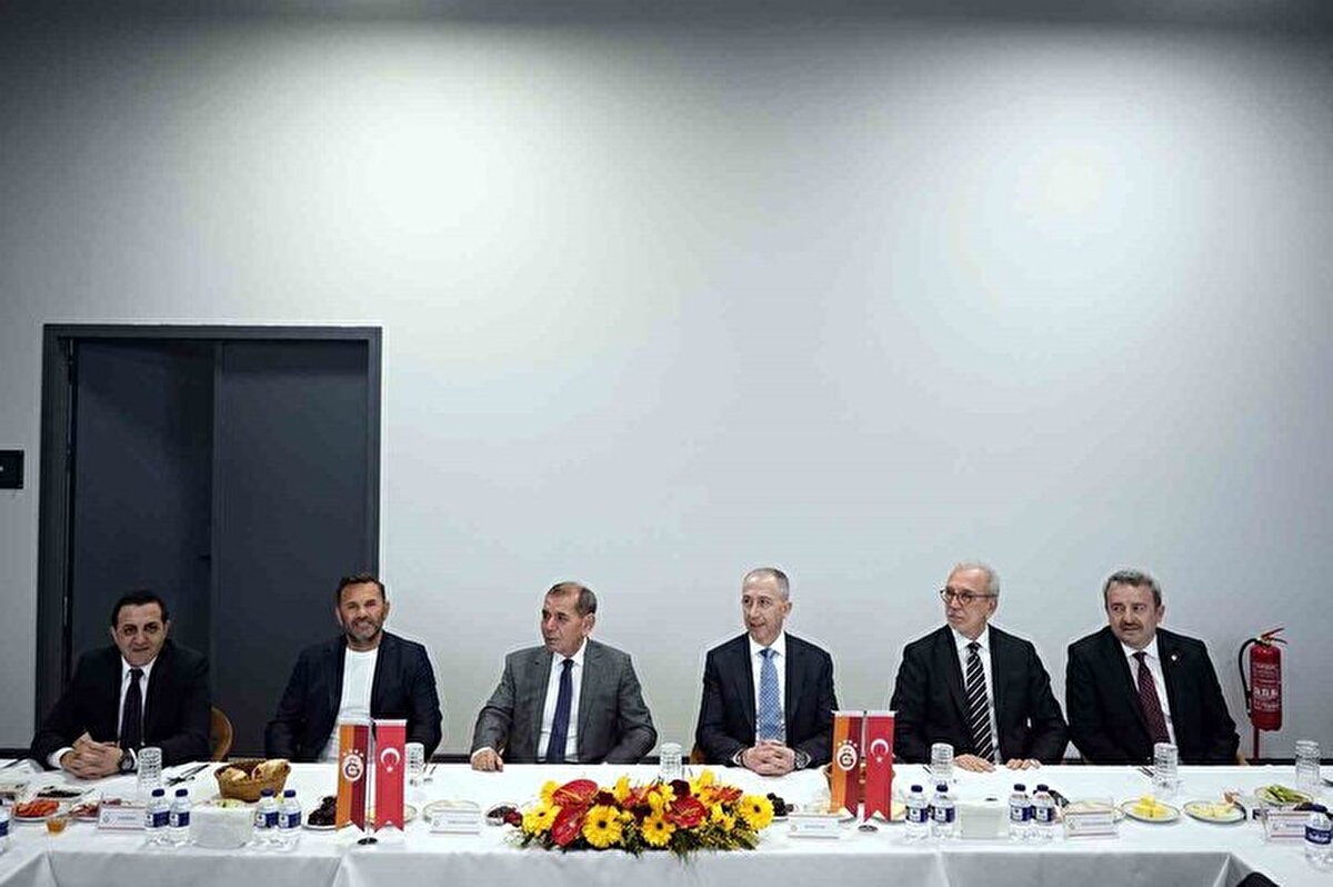 Galatasay Başkanı Dursun Özbek, ikinci başkan Metin Öztürk, başkan yardımcısı Niyazi Yelkencioğlu, genel sekreter Eray Yazgan, yöneticiler İbrahim Hatipoğlu, Fatih Demircan, Ozan Bingöl Yurtsever, Timur Kuban, Emir Aral ile Sportif AŞ Yönetim Kurulu Üyeleri Abdullah Kavukçu ve Ömer Sarıgül, teknik direktör Okan Buruk Kemerburgaz Metin Oktay Tesisleri'nde düzenlenen iftar yemeğinde basın mensuplarıyla bir araya geldi.