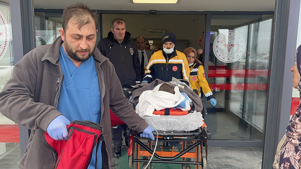 İhbar üzerine olay yerine gelen sağlık ekiplerinin müdahalesinin ardından Yalova Eğitim ve Araştırma Hastanesine kaldırılan 5 yaşındaki ağır yaralı çocuk, daha sonra Kocaeli Şehir Hastanesine sevk edildi.