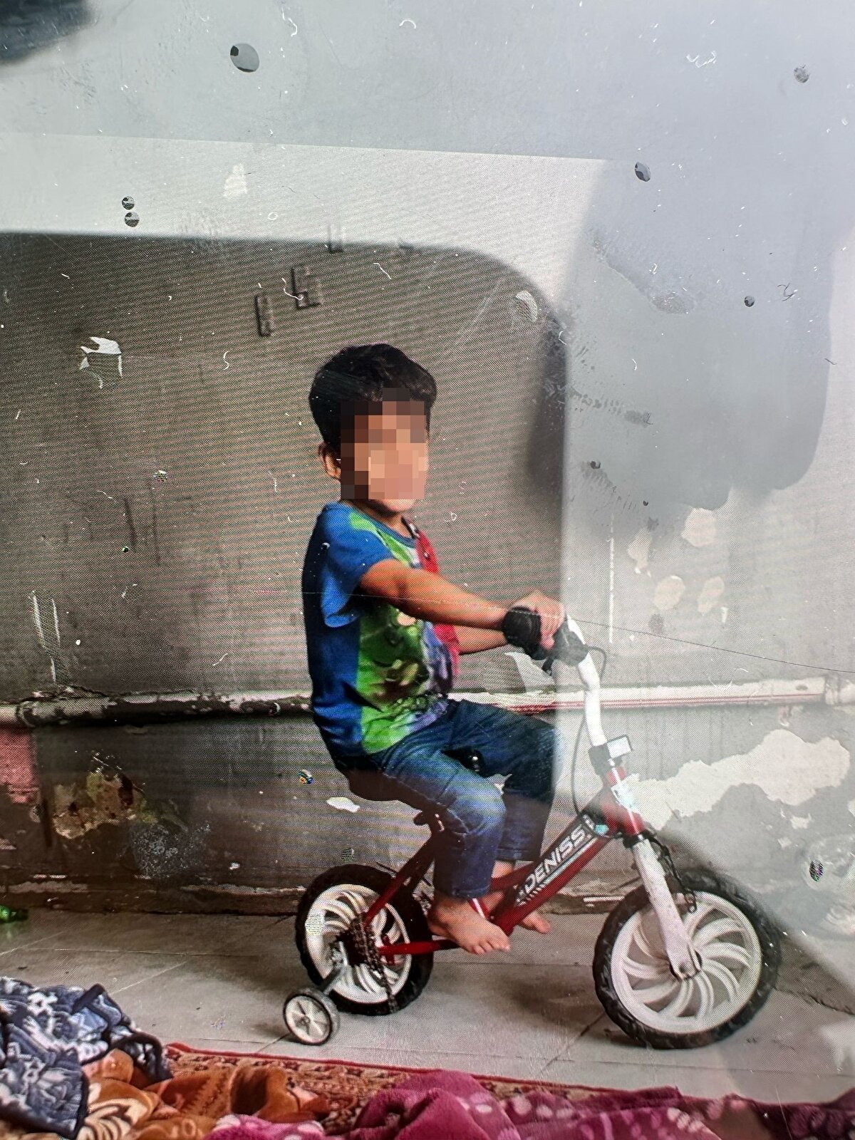 Köpeklerin sokaktan boş arsaya kadar sürüklediği yaralı çocuk, ağabeyiyle işe giden Uğur Akbulut tarafından fark edildi. Sahipsiz köpekler, Akbulut tarafından uzaklaştırıldı.