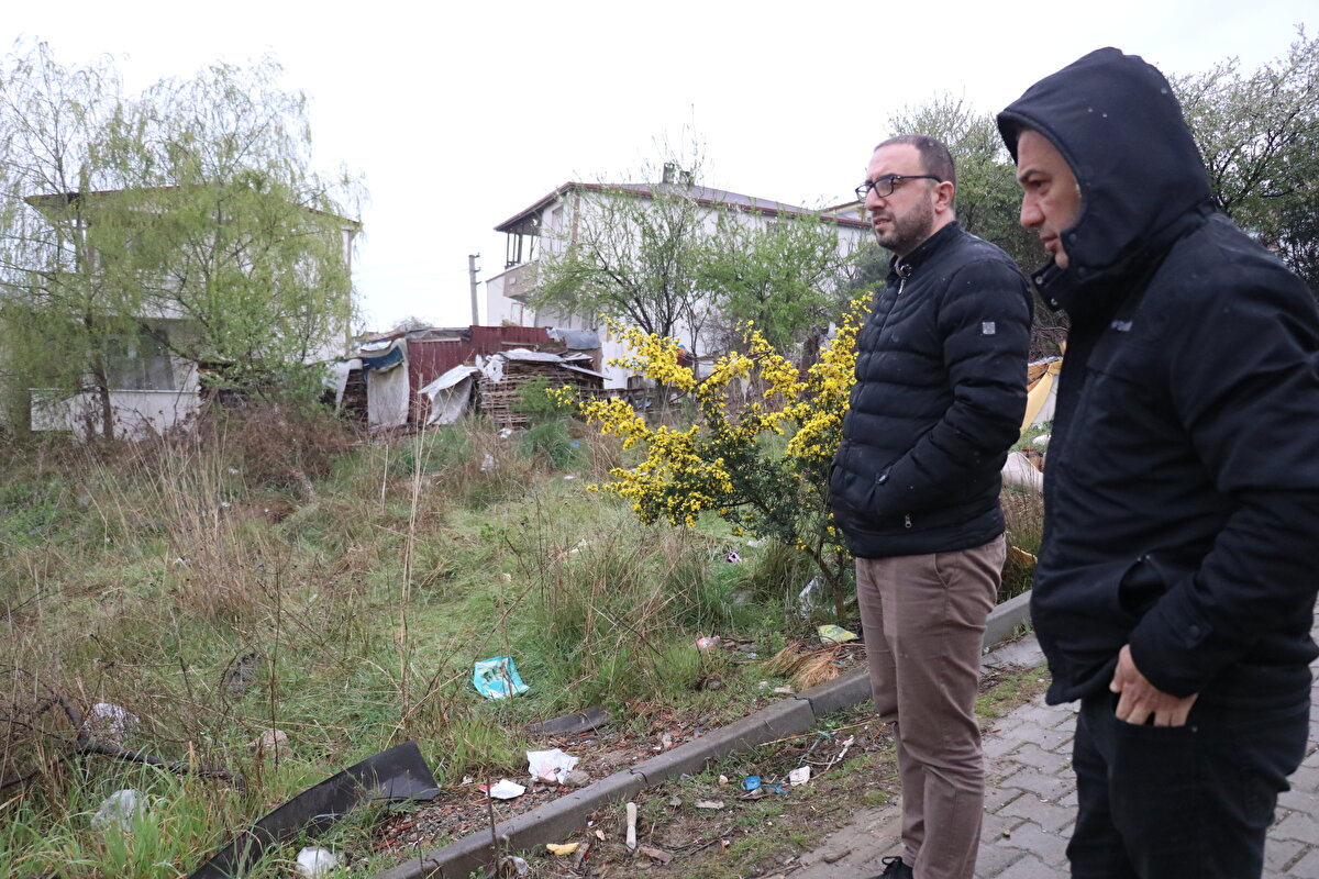 Köpekleri çocuktan uzaklaştıran Akbulut, gazetecilere, bir alt sokakta oturduğunu ve ağabeyinin aracıyla geçtikleri sırada birkaç köpeği fark ettiğini söyledi.<br><br>Köpeklerden birinin arsa içerisinde, ağızında ilk başta poşet olduğunu zannettiği çocuğu salladığını görünce hemen araçtan indiğini anlatan Akbulut, şöyle konuştu:<br><br>"Çocuğu sallayınca ayakları fark ettik ve müdahale ettik. Normalde görülmesi zor yer ama görebilmemiz Allah'ın takdiri diyorum. İnşallah iyileşecek diye ümit ediyoruz. Bunlar mahalleye ait köpekler değil. 4-5 köpekti. Çeteleşmiş köpekler normalde buralarda görülen bir şey değil. Araçtan indiğimde kimse yoktu. Köpekleri kovaladık. Sonra 112'yi aradık. Çocuk yerden kalkmaya çalışıyordu. Boynunda 5-6 yarası vardı. Zor nefes alıyordu. Ağlamaya çalışıyordu ama ağlayamıyordu."<br><br>Yaralı çocuğun amcası Rahmi Hamo ise olayı komşularından öğrendiklerini ve geldiklerinde ağabeyinin oğlunu yerde yaralı gördüğünü belirterek, doktorların yeğenin durumunun ciddi olduğunu söylediklerini ifade etti.