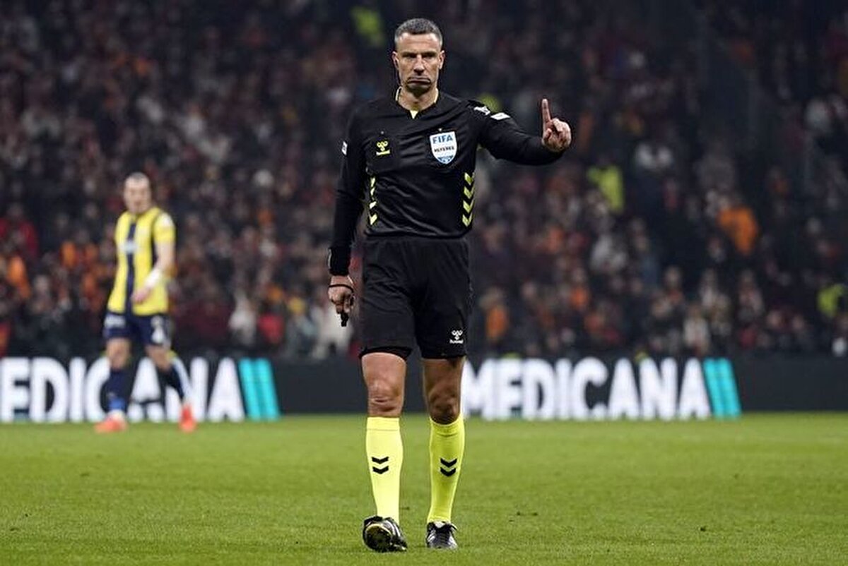 24 Şubat'ta oynanan ve golsüz sonuçlanan Galatasaray - Fenerbahçe derbisini, yabancı hakem Slavko Vincic yönetmişti.