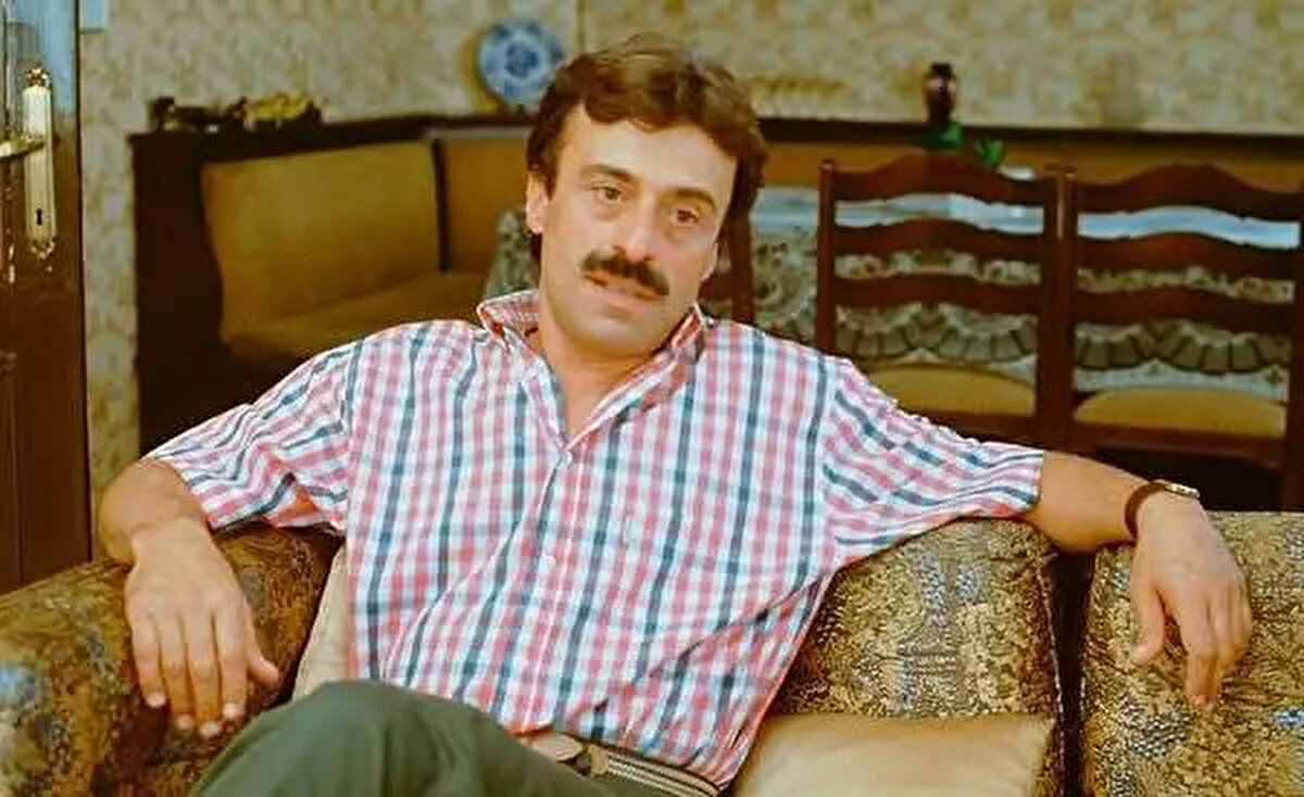 Tiyatro hayatı 1962 yılında başlayan 'Aile Şerefi', 'Hababam Sınıfı', 'Gülen Gözler' ve 'Tokatçı' gibi Türk sinemasına damga vuran yapımlarına canlandırdığı karakterlerle ilgi çeken Şevket Altuğ, geçtiğimiz aylarda 82'nci yaş gününü kutlamıştı. Gözlerden uzak yaşayan usta isim uzun zaman sonra görüntülendi.