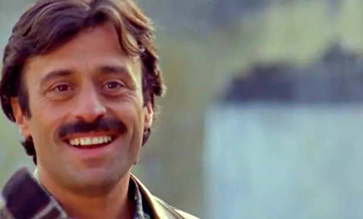 Yeşilçam'ın başarılı oyuncularından Gülümser Gülhan'ın cenazesinde görüntülenen Şevket Altuğ son haliyle gündeme geldi.