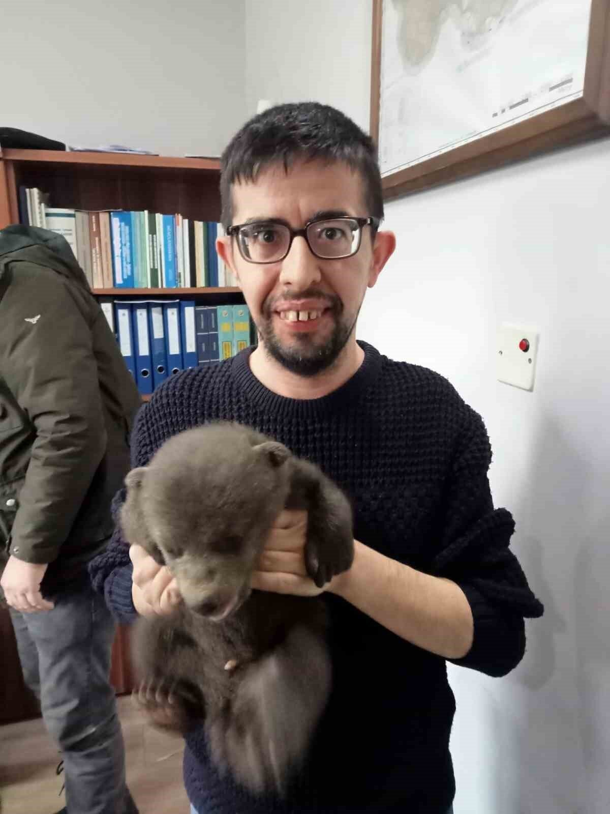 Karakaya Orman İşletme Şefliğinde üretim yapan işçiler çalıştıkları sırada yavru ayıyı fark etti. 