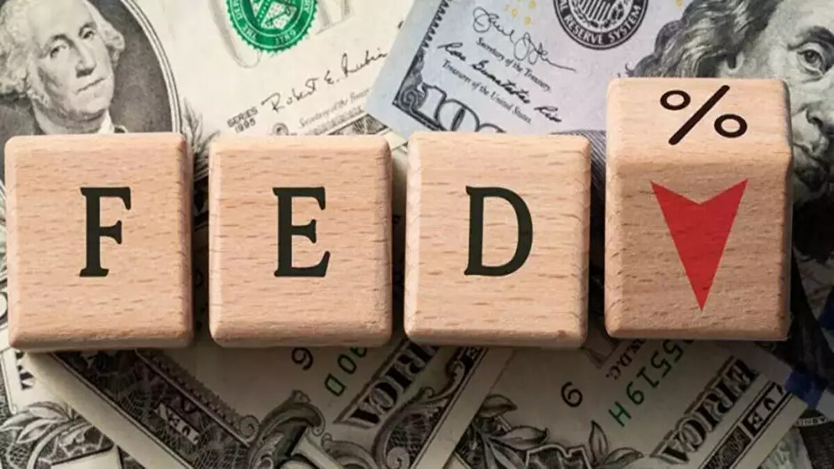 Piyasalarda gözler Fed'in yarın açıklayacağı faiz kararına çevrildi. Bankanın faiz oranlarını sabit tutması beklenirken, Fed Başkanı Jerome Powell'ın vereceği mesajlar dikkatle izlenecek.