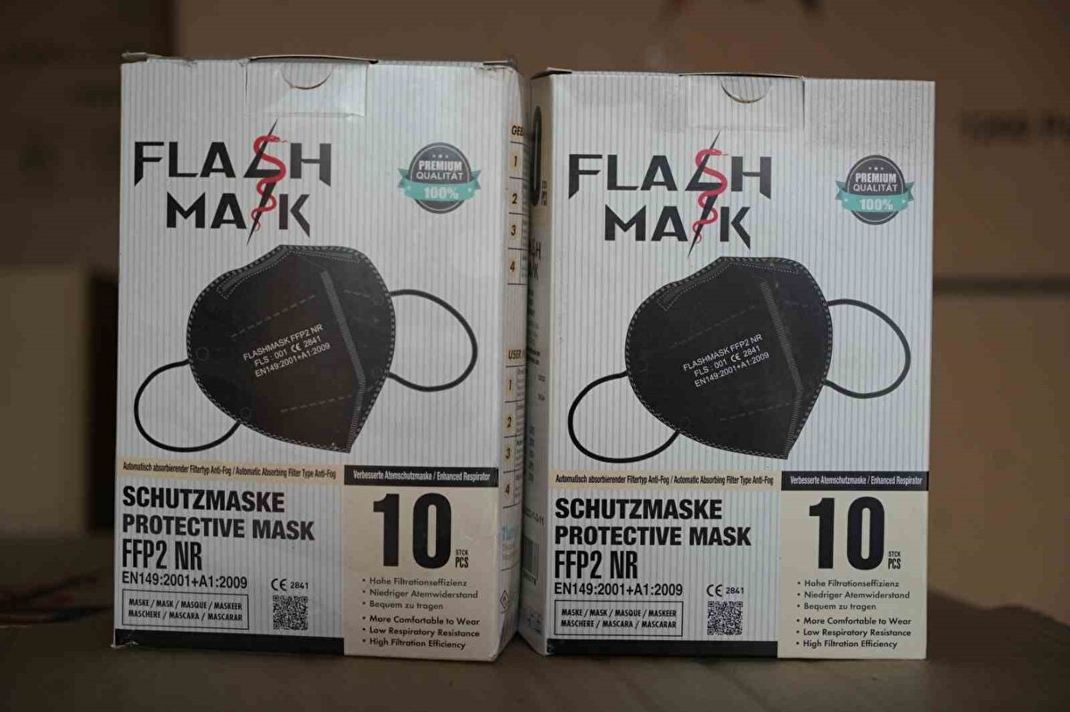 Ayrıca bu şahıslar, her birinde bin 200 adet maske bulunan kolilerin yaklaşık 1 ay içinde buradan alınacağını söyledi. Şahıslara inanarak yardımcı olmak isteyen Tek, maskelerin binasında durmasına izin verdi. Ancak 1 ay içinde alınacağı belirtilen maskeler 2 yıldır yerinde duruyor ve kira da ödenmiyor.