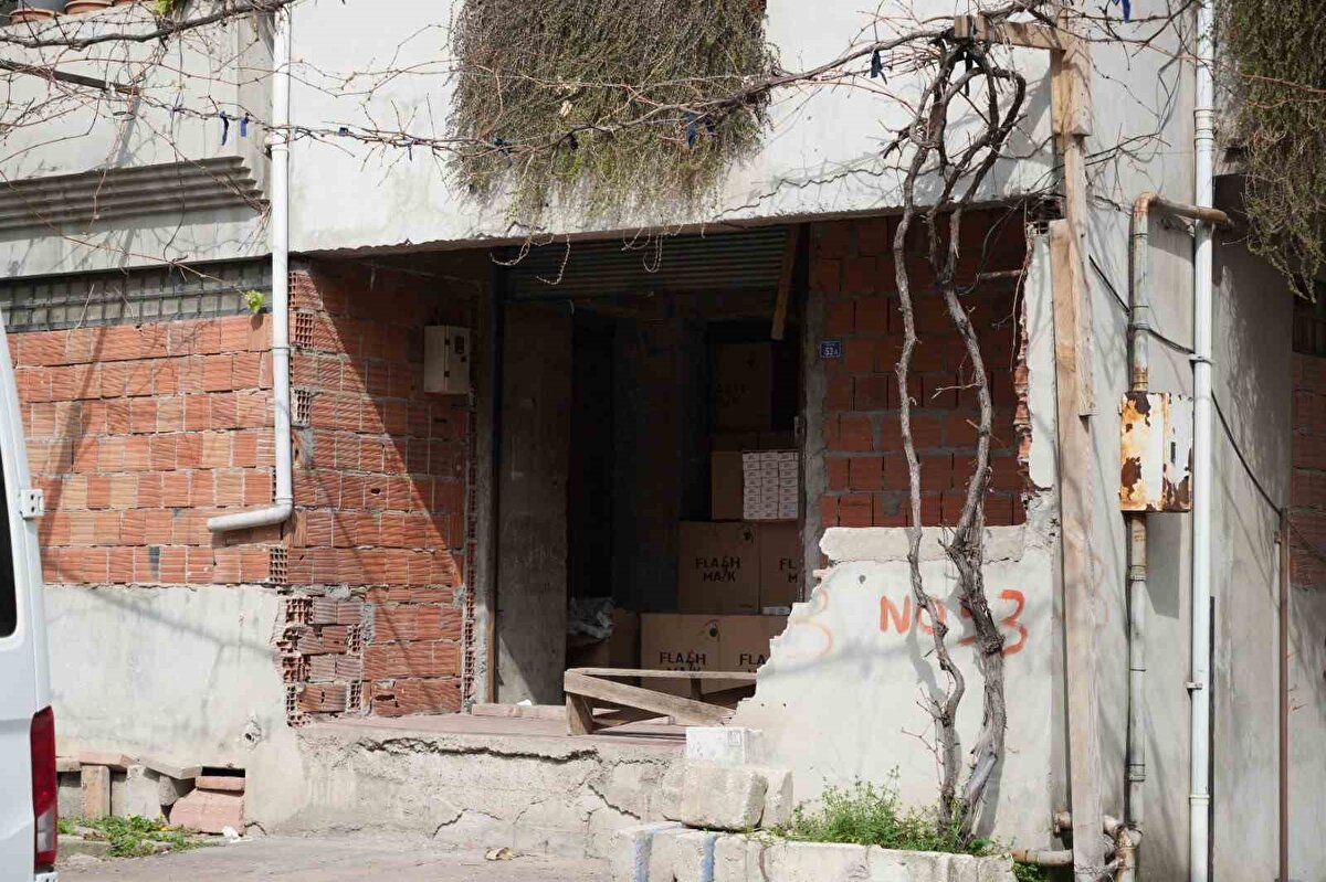 Maskelerin bulunduğu zemin katı daireye çevirmek istediğini ancak yapamadığını söyleyen Tek, sahibinin ise yaklaşık 8 kez el değiştirdiğini ifade etti. Tek, "Her sahibi ’ben karışmıyorum’ diyor. Maskelerin alındığı fabrikaya da ulaştım. ’Ben malı sattım, bizi de dolandırdılar’ diyor" diye konuştu.