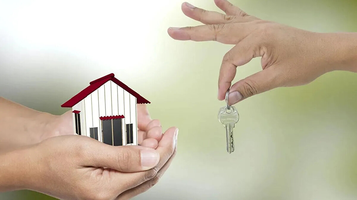 Yeni evlilere özel konut kredisi kampanyası başladı<br><br>2025 yılı itibarıyla tüm kredi türlerinde düşüş eğilimi devam ederken, konut sahibi olmak isteyenler için cazip fırsatlar doğmaya başladı. Özel bankalarda en düşük konut kredisi faizi %2.68 seviyesine inerken, kamu bankalarında bu oran daha yüksek seyrediyordu. Ancak son gelişmeyle birlikte, bir kamu bankası yeni evli çiftlere özel konut kredisi kampanyasını duyurdu.