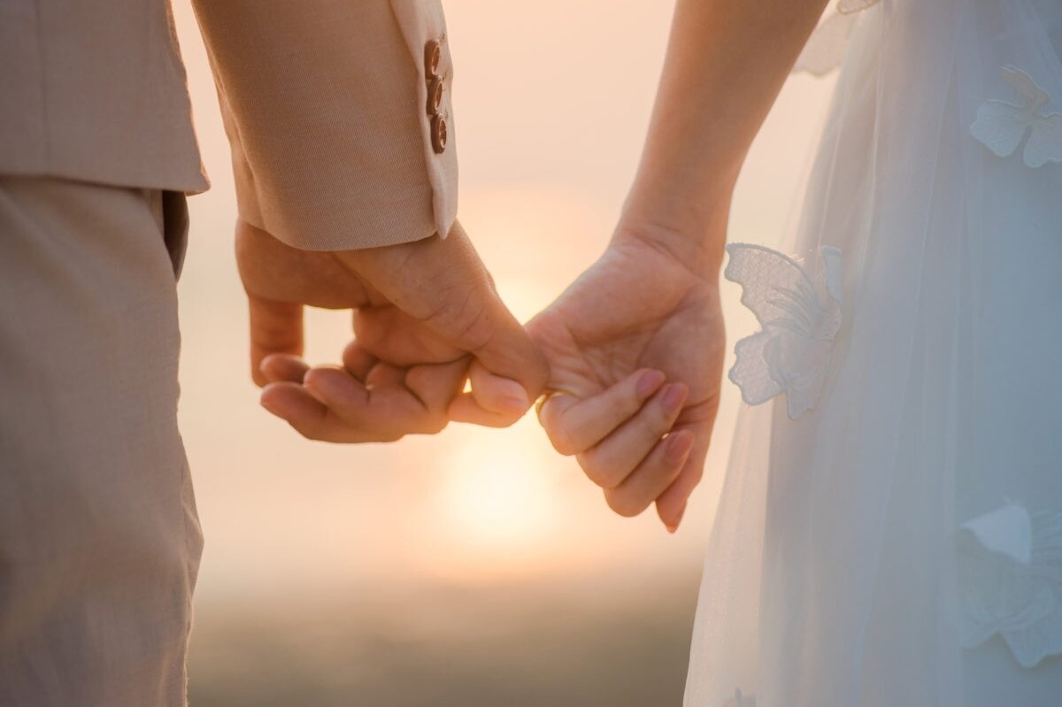 Faiz oranları ve aylık taksitler<br><br>- %2.55 faiz oranıyla 120 ay vadeli 1 milyon TL kredi için aylık ödeme: 26.806 TL<br>- %2.59 faiz oranıyla 120 ay vadeli 1 milyon TL kredi için aylık ödeme: 27.163 TL<br><br>Başka bir kamu bankası ise yeni evlilik şartı olmaksızın %2.59 faiz oranıyla konut kredisi sunuyor.