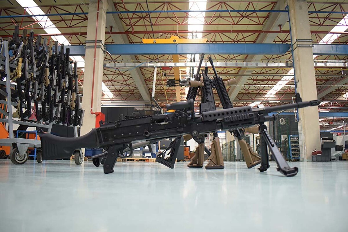 ABD ihracattaki payını artırırken, Rusya geriledi<br><br>ABD, silah ihracatını 2020-24 döneminde 2015-2019’a oranla yüzde 21 artırdı ve küresel silah ihracatındaki payı yüzde 35'ten yüzde 43'e yükseltti. ABD 2020-24 döneminde 107 ülkeye önemli silahlar tedarik etti.<br><br>Yirmi yıldır ilk kez, ABD silah ihracatının en büyük payı Orta Doğu'ya (yüzde 33) değil Avrupa'ya (yüzde 35) gitti. Yine de, ABD silahlarının en büyük tek alıcısı Suudi Arabistan (ihracatın yüzde 12’si) oldu.<br><br>ABD'nin aksine, Rusya'nın silah ihracatı 2015-19 ile 2020-24 arasında keskin bir şekilde düştü (yüzde 64). Düşüş, Rusya'nın Şubat 2022'de Ukrayna'ya yönelik tam ölçekli işgalinden önce başladı. 2020 ve 2021'de ihracat hacimleri önceki 20 yıldaki herhangi bir zamandan çok daha küçüktü. Rusya 2020-24'te 33 ülkeye büyük silah teslim etti. Rus silah ihracatının üçte ikisi üç ülkeye yapıldı: Hindistan (yüzde 38), Çin (yüzde 17) ve Kazakistan (yüzde 11).<br><br>Fransa da 2020-24'te 65 ülkeye silah teslim ederek dünyanın ikinci büyük silah tedarikçisi oldu. Fransa'nın diğer Avrupa ülkelerine yaptığı büyük silah ihracatı 2015-19 ile 2020-24 arasında neredeyse üç katına çıktı (yüzde 187). Bu, esas olarak Yunanistan ve Hırvatistan'a yapılan savaş uçağı teslimatları ve Rusya'nın 2022'deki tam ölçekli işgalinden sonra Ukrayna'ya yapılan silah tedariklerinden kaynaklandı.<br><br>Çin ise 2020-24'te küresel silah ihracatının yüzde 5,9'unu gerçekleştirerek dördüncü büyük silah ihracatçısı oldu. Çin'in silah ihracatını artırma çabalarına rağmen, birçok büyük ithalatçı politik nedenlerle Çin silahları satın almıyor.