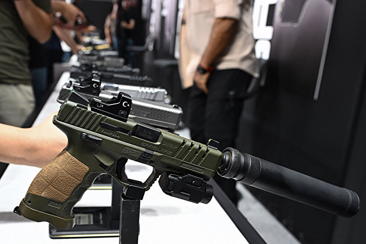 "Silah ihracatı bir araç"<br><br>SIPRI raporda Afrika’ya ayrı başlı açarken Türkiye’nin bu kıtaya yaptığı satışlara dikkat çekti. “Türkiye gibi gelişmekte olan tedarikçiler dünyanın bu bölgesindeki nüfuzlarını artırmak için silah ihracatını kullanıyor” dedi.<br><br>2020-24 döneminde Batı Afrika'daki devletlerin en büyük tedarikçisi ithalatının yüzde 26'sını gerçekleştiren Çin olurken, onu Fransa (yüzde 14) ve Rusya ile Türkiye (yüzde 11) takip etti.<br><br>Son dört yılda dokuz farklı Afrika ülkesine silah sattı. SIPRI araştırmacısı Katarina Djokic, "İthalat hacmi nispeten küçük kalsa da bunun önemli jeopolitik sonuçları var. Silah tedarikçileri, bu bölgedeki (Afrika ülkeleri) etkilerini güçlendirmek için ihracatlarını bir araç olarak kullanıyor. Bu durum; Çin, Fransa, Rusya ve ABD gibi köklü aktörlerin yanı sıra özellikle Türkiye gibi yeni yükselen tedarikçiler için de geçerli" ifadelerini kullandı.