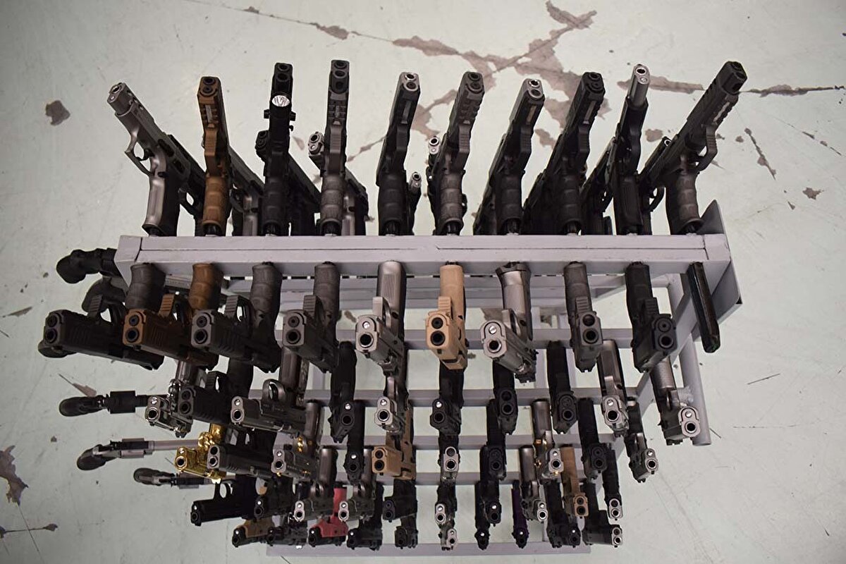 Ukrayna en büyük silah ithalatçısı<br><br>Rusya’nın 2022’de başlattığı işgalin ardından en büyük ithalatçı olan Ukrayna, 2015-2019 yıllarına kıyasla silah ithalatı tam 100 kat arttı. En az 35 devlet Ukrayna'ya silah gönderdi. 2020-24'te küresel silah ithalatının yüzde 8,8'ini aldı.<br><br>En büyük tedarikçi konumundaki ABD, Ukrayna'ya toplam silah ithalatının yüzde 45'ini sağladı. Almanya (yüzde 12) ve Polonya (yüzde 11) da Ukrayna’ya büyük ölçekte askeri malzeme tedarik etti.