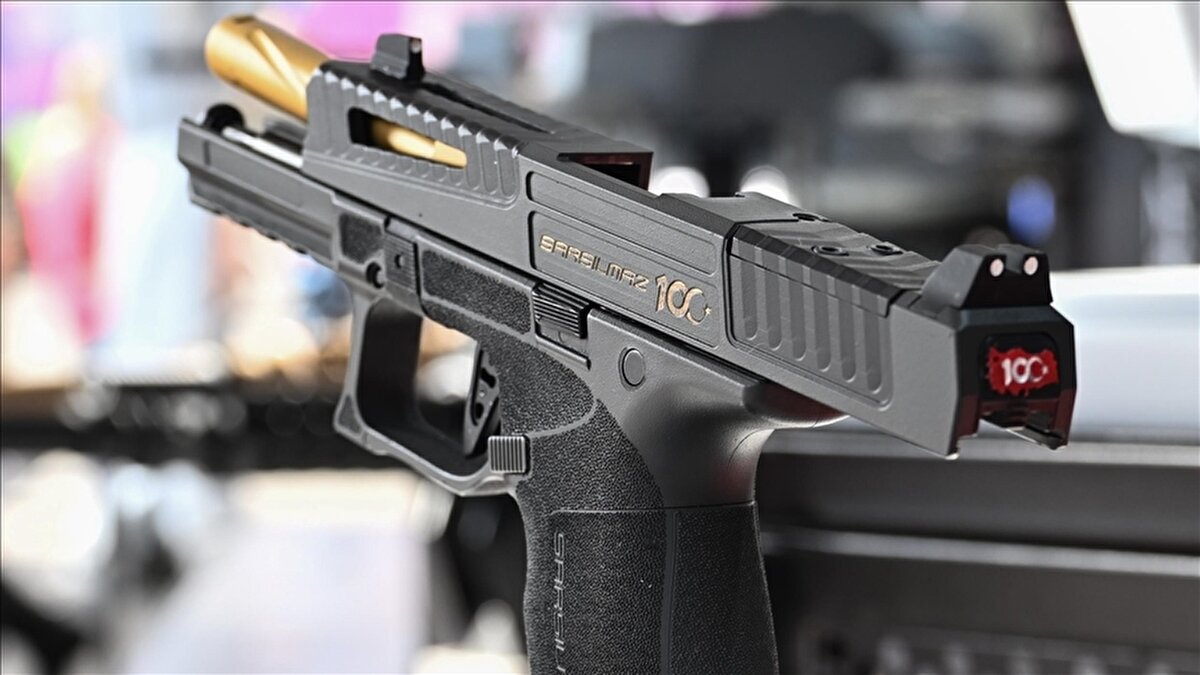 Stockholm Uluslararası Barış Araştırmaları Enstitüsü (SIPRI) küresel silah ticaretine dair yani bir rapor yayımladı.<br><br>Rusya’nın Ukrayna'yı işgali ve 7 Ekim sonrası İsrail’in Gazze’de yürüttüğü savaş başta olmak üzere son dört yılın (2020-2024) tablosunu ortaya koyan rapor Türkiye’nin silah ticaretine de ışık tutuyor.<br><br>Buna göre Türkiye küresel silah ihracatındaki payını yüzde 1,7'ye çıkartarak dünyanın en büyük 11'inci silah ihracatçısı oldu. Bu dönemde Türkiye'nin silah ihracatı yüzde 103 arttı. İthalatı ise yüzde 33 oranında düştü.