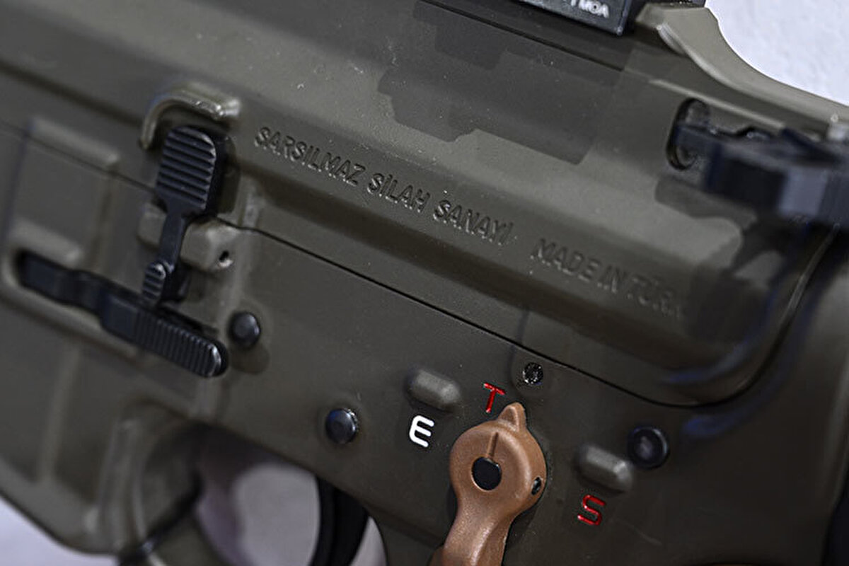 En çok ABD ve Fransa sattı<br><br>SIRPI hesaplamalarına göre 2020-2024 döneminde dünyanın en büyük silah ihracatçıları sırasıyla ABD, Fransa, Rusya, Çin ve Almanya oldu. En büyük ithalatçılar ise Ukrayna, Hindistan, Katar, Suudi Arabistan ve Pakistan olarak sıralandı.<br><br>Özellikle Avrupa’da silah ithalatı yüzde 155 artarken, Ukrayna dünya genelinde en büyük silah ithalatçısı haline geldi. ABD’nin silah ihracatındaki payı yüzde 43’e yükselirken, Rusya’nın silah ihracatı yüzde 64 oranında düştü.