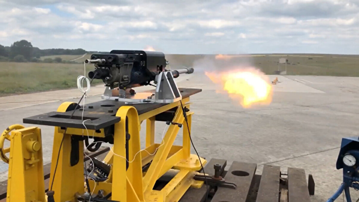 Silahlanmanın getirdiği riskler<br><br>SIPRI raporu, küresel silah ticaretinin barışı teşvik etmediğini, aksine silahlı çatışmaları körüklediğini bir kez daha ortaya koyuyor. Avrupa ve diğer bölgelerdeki güvenlik politikaları silahlanma yarışına dönüşmüş durumda. Küresel aktörler, barışçıl diplomasi yerine silahlanmayı bir çözüm olarak sunmaya devam ederken, çatışmaların daha uzun sürmesine ve yeni savaşların ortaya çıkmasına neden oluyor.<br><br>Dünya çapında artan silahlanma, yalnızca devletleri değil, sivil halkı da doğrudan etkiliyor. Son verilere göre, ithal edilen silahların büyük bir bölümü savaş bölgelerinde kullanılıyor ve insan hakları ihlallerine zemin hazırlıyor. SIPRI’nin sunduğu veriler, daha fazla ülkenin silahlanmaya değil, diplomasiye ve barışçıl çözümlere yatırım yapması gerektiğini açıkça gösteriyor.