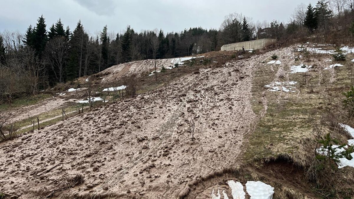 Olayın ardından Artvin Belediye ekipleri bölgeye sevk edilerek dere yatağındaki suyun açılan kanal ile kontrol altına alınması sağlandı.
