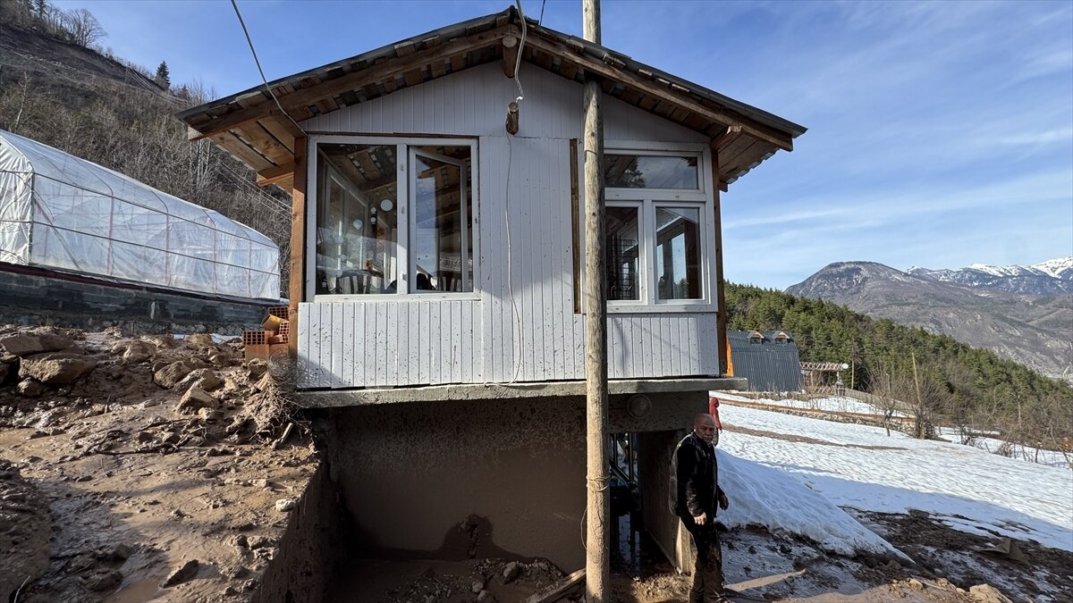 2 evin büyük çaplı zarar gördüğü heyelanda ekiplerin bölgede hasar tespit çalışmaları sürüyor.