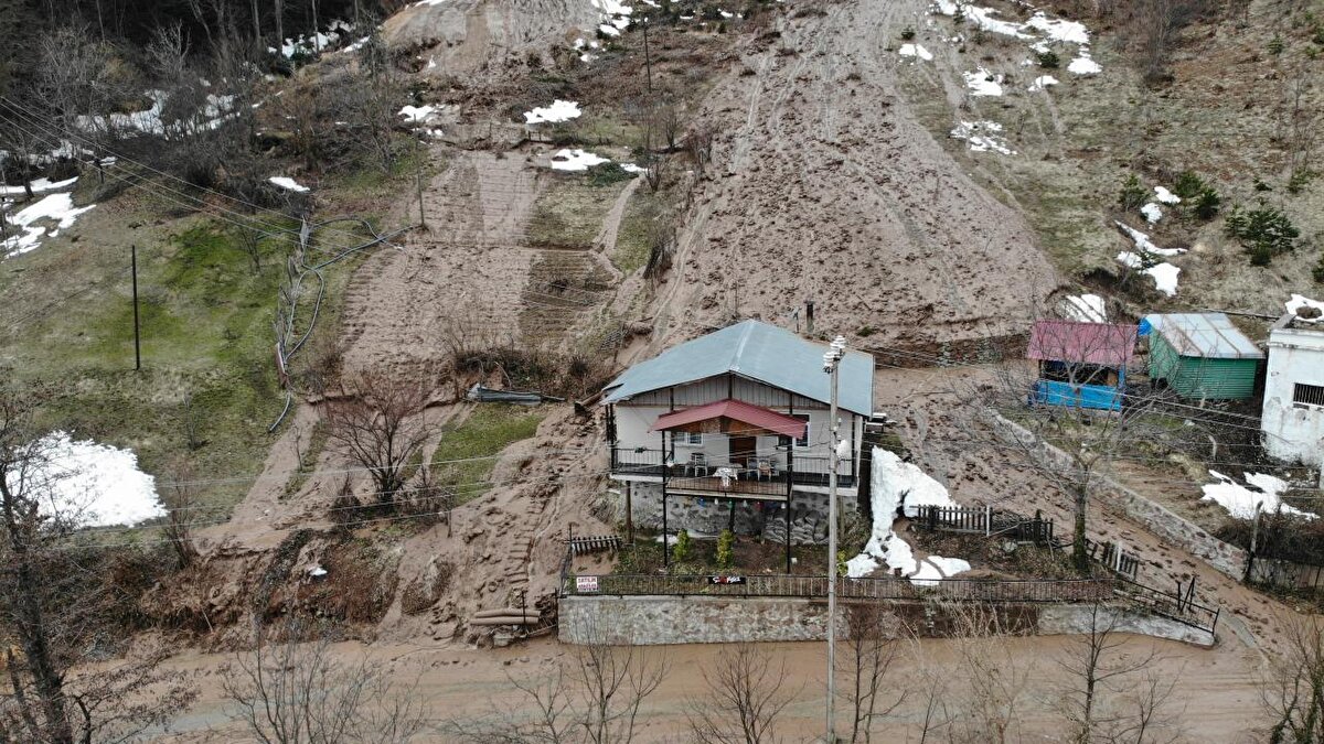Heyelan sırasında, yapısal bütünlüğünü kaybetmeyen bir ev, altındaki toprağın kayması sonucu önce yan yattı, ardından taklalar atarak devrildi.