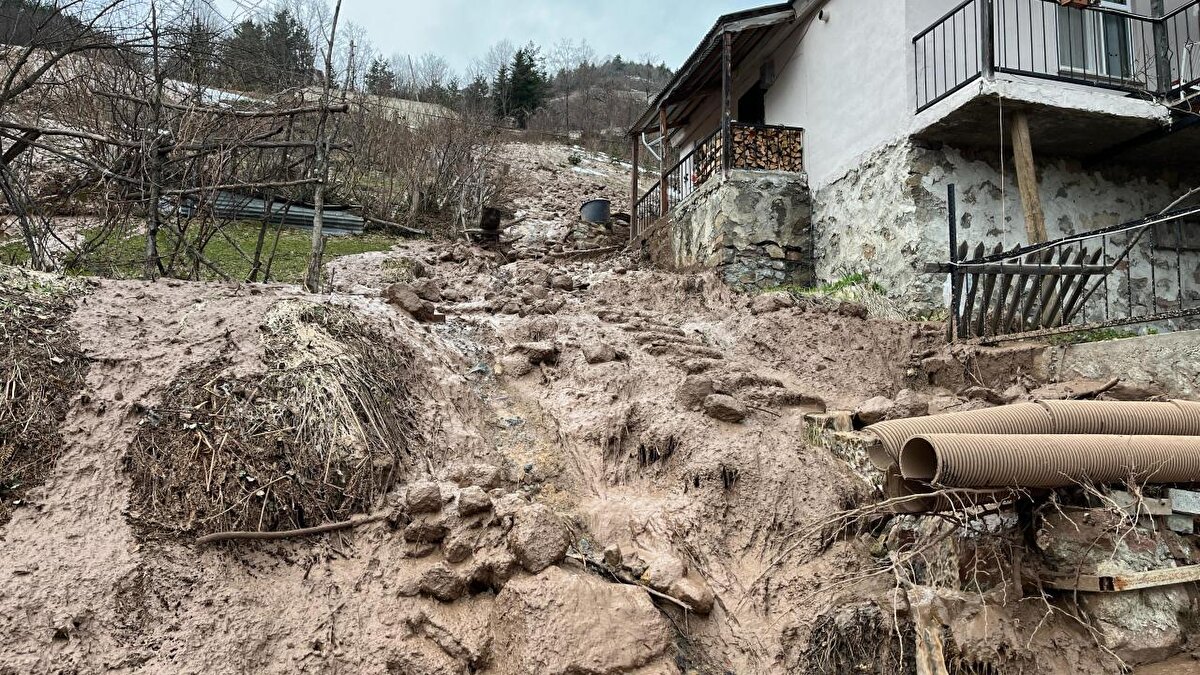 O anlar, bölgedeki vatandaşlar tarafından cep telefonu kameralarıyla saniye saniye kaydedildi.