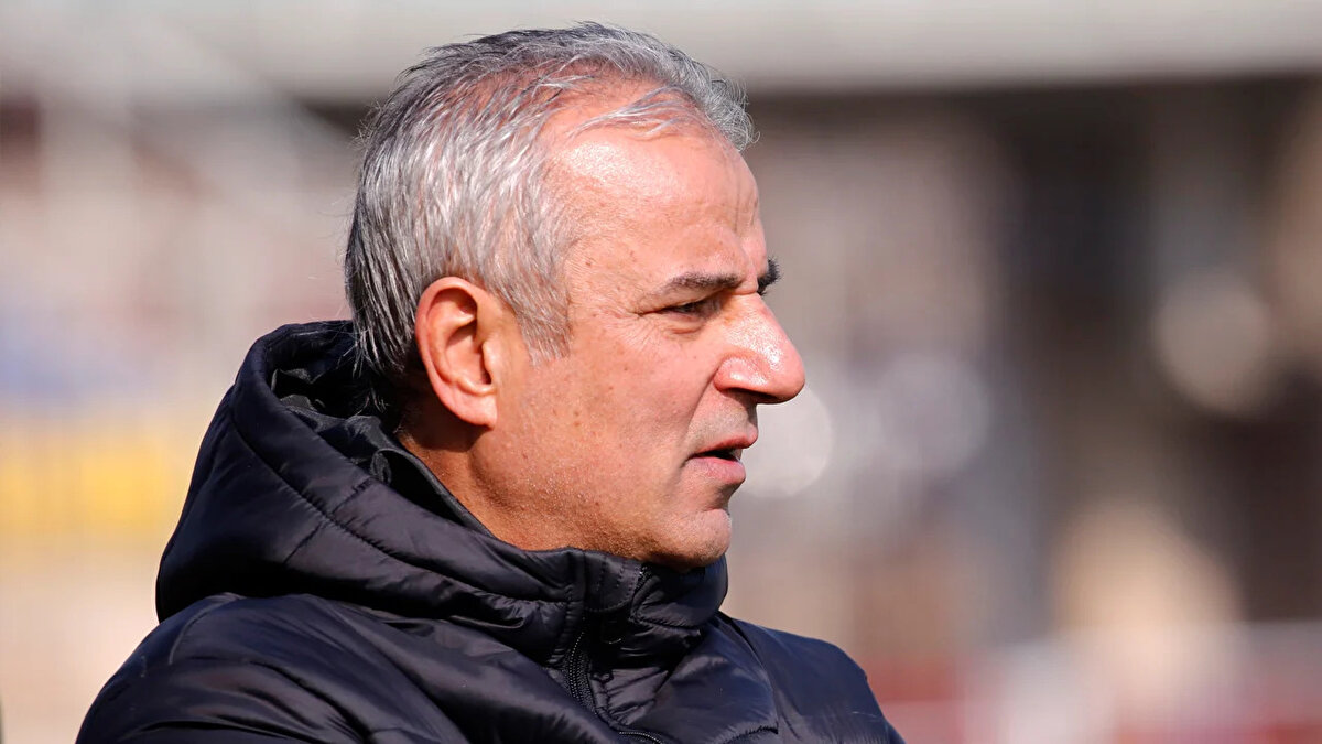 Son olarak Malavan'ı 2-0'la geçen Persepolis'te taraftarlar, maç sonu İsmail Kartal'ı tribünlere çağırdı.