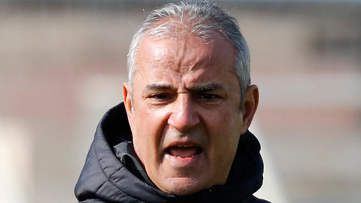 Persepolis'in resmi sosyal medya hesabından yayınlanan görüntülerde Persepolisli taraftarların hep bir ağızdan, "Ya Allah, Bismillah, İsmail Kartal!" diye bağırdı.