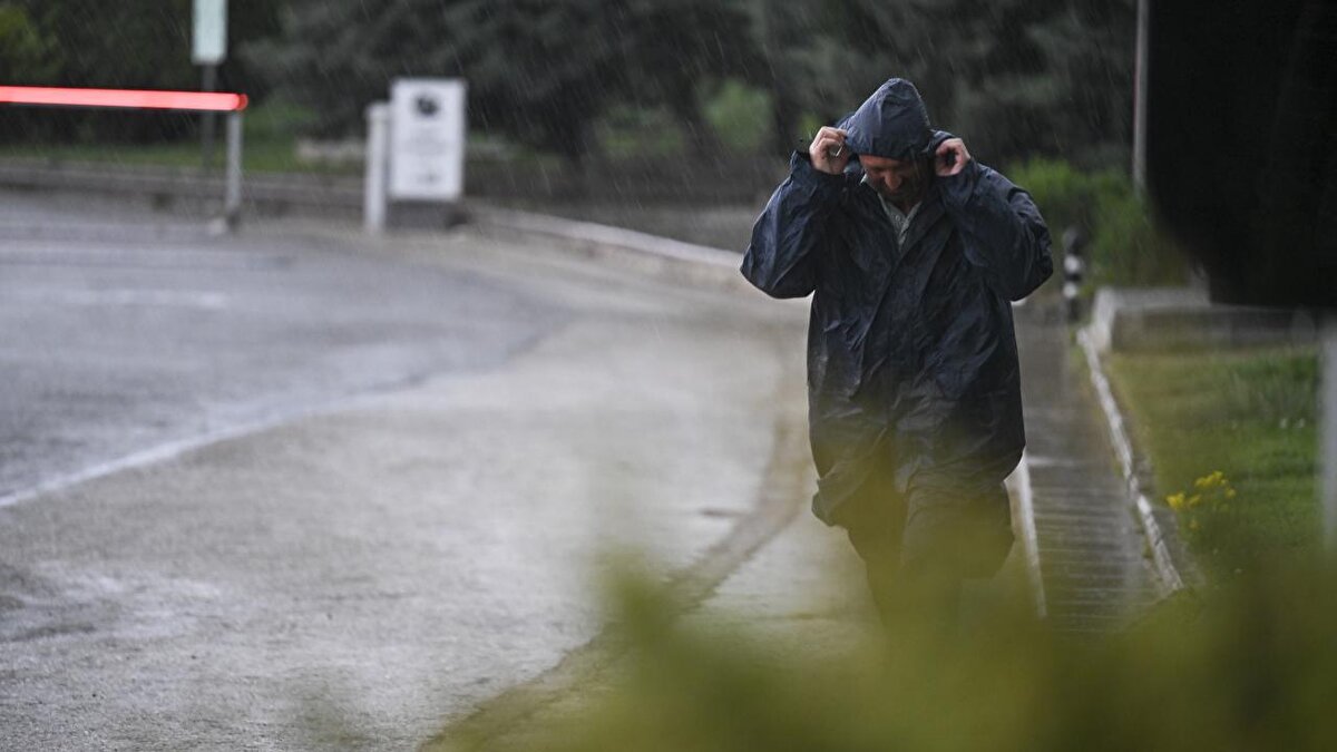 Ankara: Kuvvetli rüzgar ve sağanak etkili olacak.