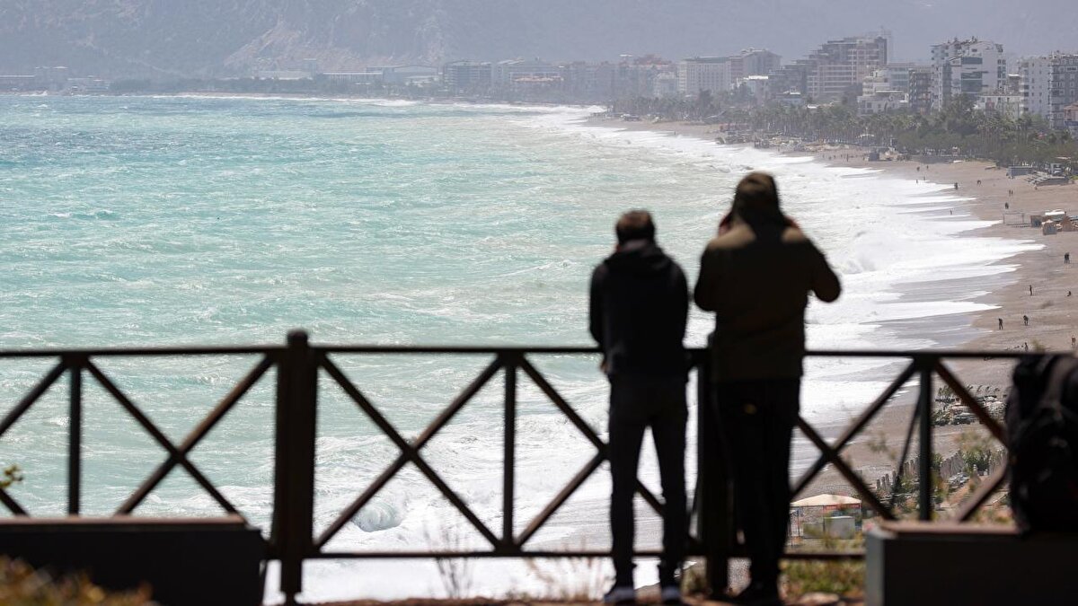 Antalya: Kuvvetli rüzgar ve sağanak etkili olacak.