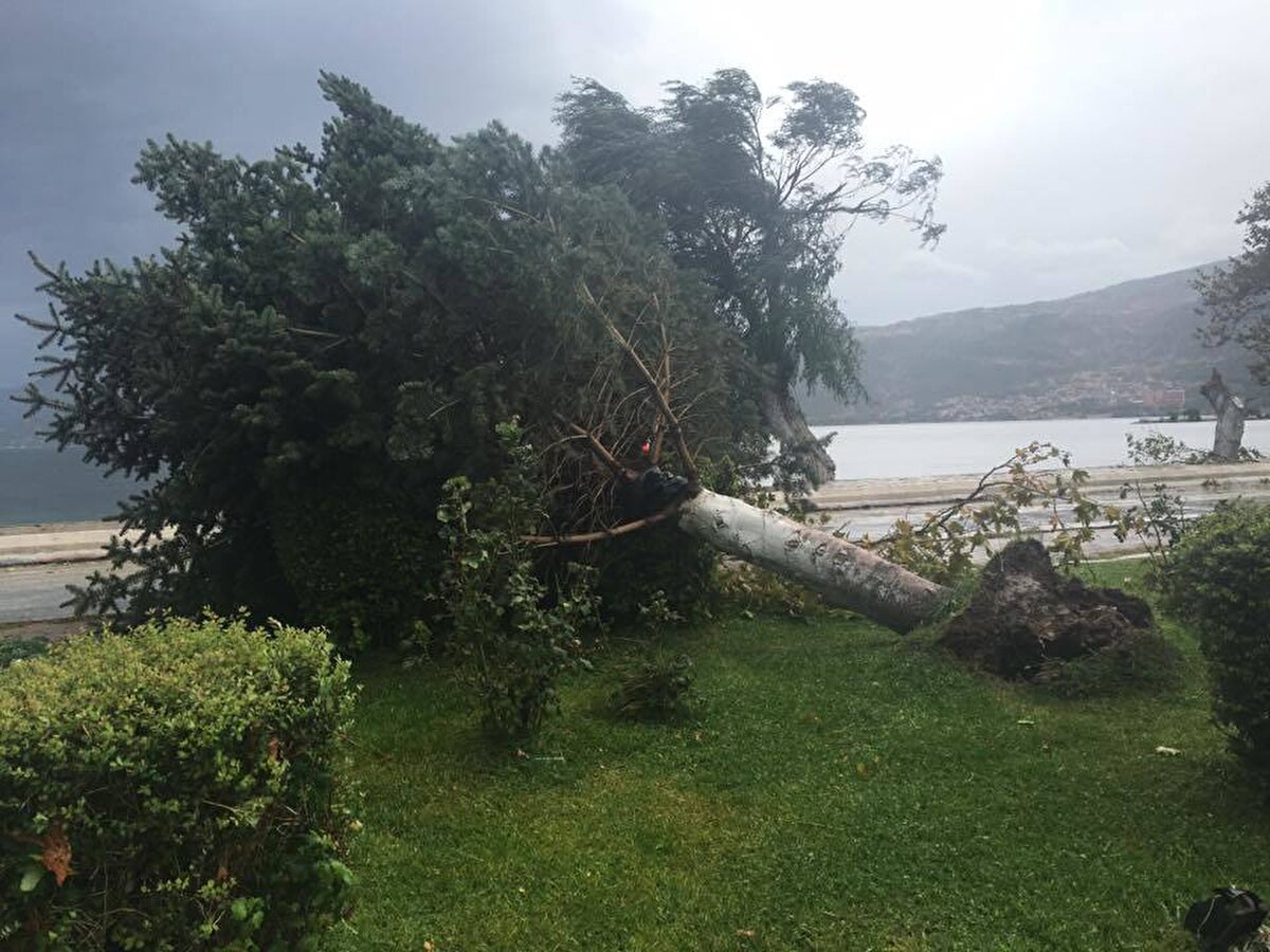 Isparta: Kuvvetli rüzgar ve sağanak etkili olacak.