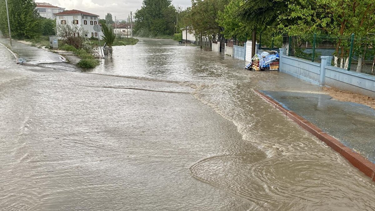 Kırşehir: Kuvvetli rüzgar ve sağanak etkili olacak.
