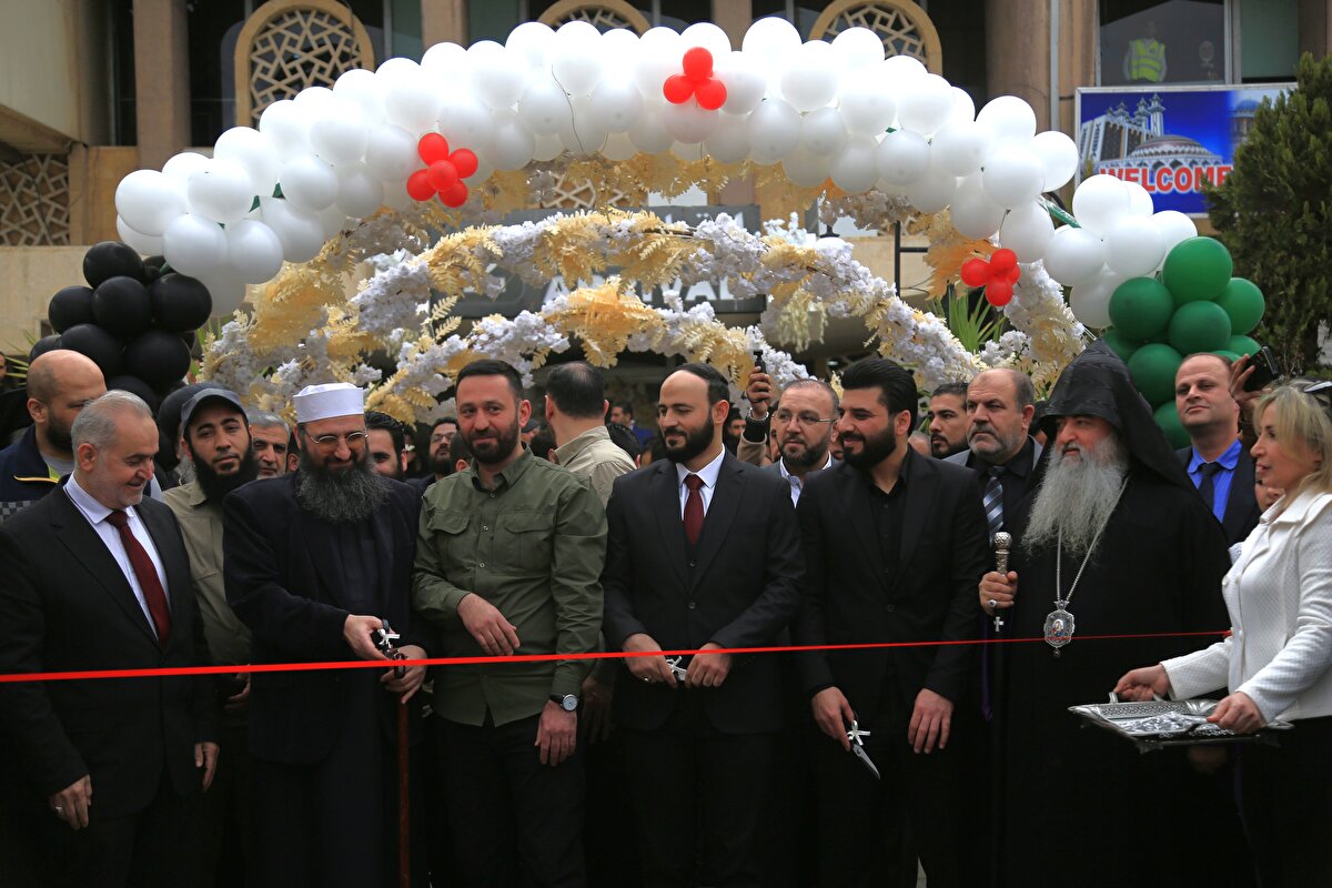 Sivil Havacılık Genel Kurumu'nun 3 aylık bakım çalışmalarının tamamlanmasının ardından yeniden hizmete açılan Halep Uluslararas​​​​​​​ı Havalimanı'nın, açılış törenine Halep Valisi, Havayolları Müdürü ve Halep'in önde gelen isimleri katıldı.