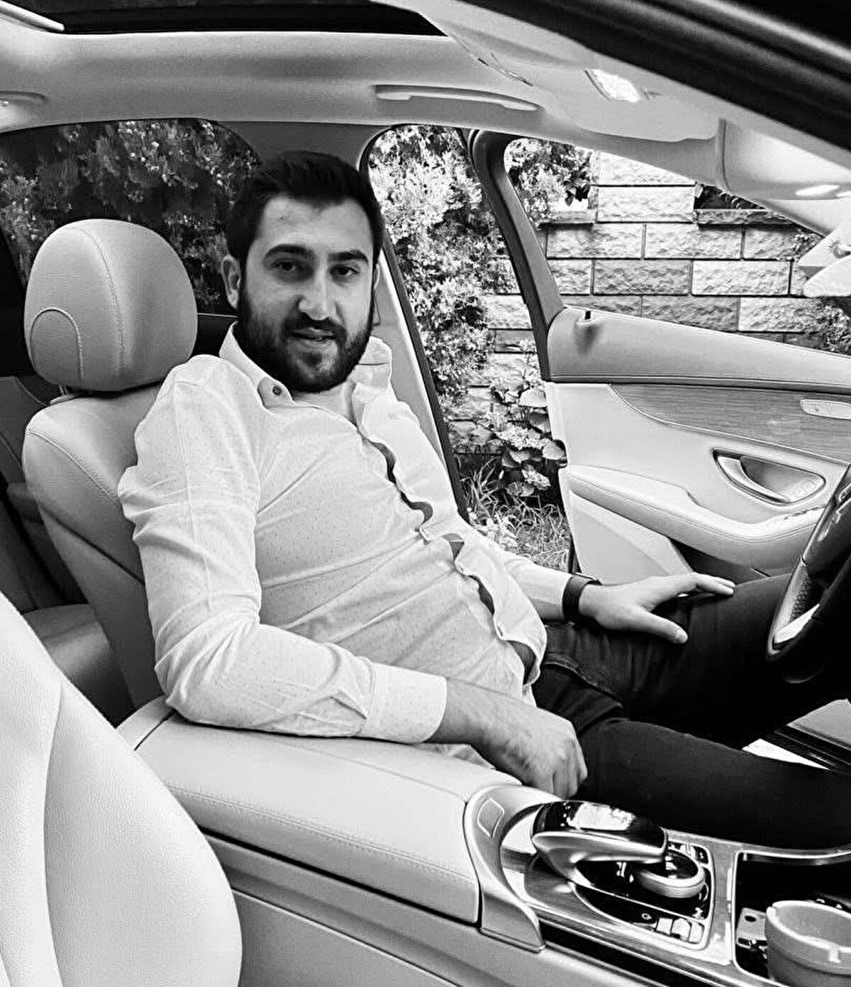 Kaza, saat 14.00 sıralarında Sanayi Mahallesi Kuğu Sokak’ta meydana geldi. Eray Yıldırım (28) idaresindeki 34 MEA 25 plakalı otomobil, kontrolden çıkarak yaklaşık 10 metreden dereye uçtu. İhbar üzerine olay yerine itfaiye, sağlık ve polis ekipleri sevk edildi. Yıldırım, itfaiye ekiplerince araçtan çıkarıldı. Sağlık ekiplerinin yaptığı kontrolde Eray Yıldırım’ın hayatını kaybettiği tespit edildi.