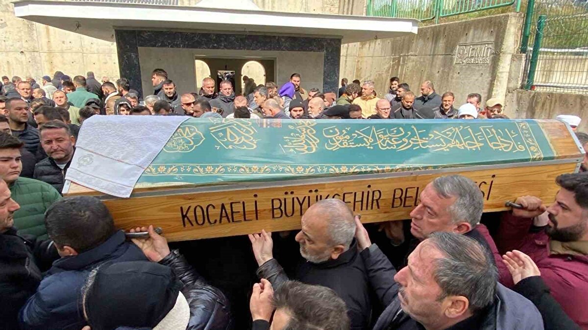 Evli ve bir çocuk babası gencin cenazesi, ailesi tarafından morgdan alındı. Eray Yıldırım’ın cenazesi, İzmit ilçesindeki Kocatepe Hicret Cami’de kılınan namazın ardından Kuruçeşme Mezarlığı’nda toprağa verildi. Cenazede anne Dilek Yıldırım ile eşi Eda Yıldırım’ı yakınları teskin etti.