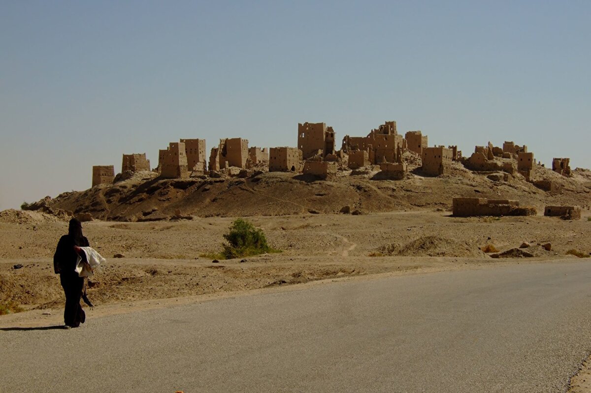 Sebe Krallığı’na o dönemde başkentlik yapan ve bugün de şehir olarak varlığını devam ettiren Marib kenti, meşhur Sebe Kraliçesi Belkıs adına yaptırılan ve onun adını taşıyan Arş-ı Belkıs (Belkıs'ın Tahtı), Avam Tapınağı (Mahrem Belkıs) gibi binlerce yıllık eserin kalıntılarına ev sahipliği yapıyor.