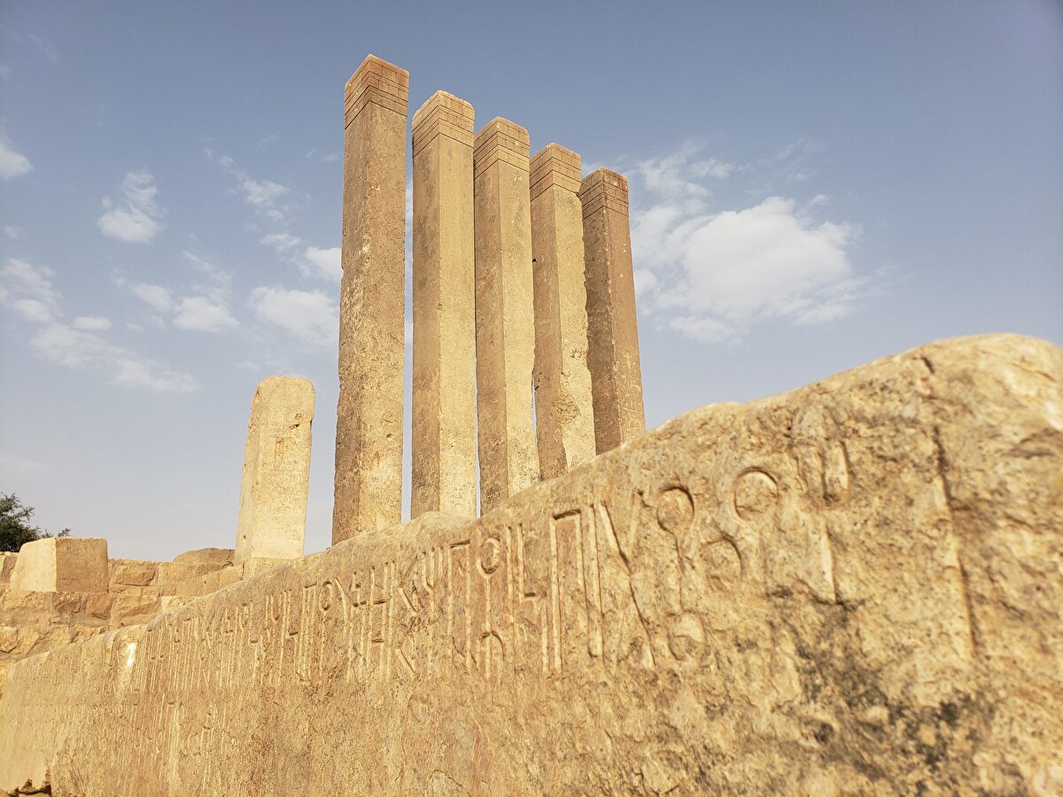 Alt kısımlarında bulunan taşların üzerindeki yazılar ise Sebe Krallığı'nda çeşitli dönemlere ve kültürel inançlara işaret ediyor.