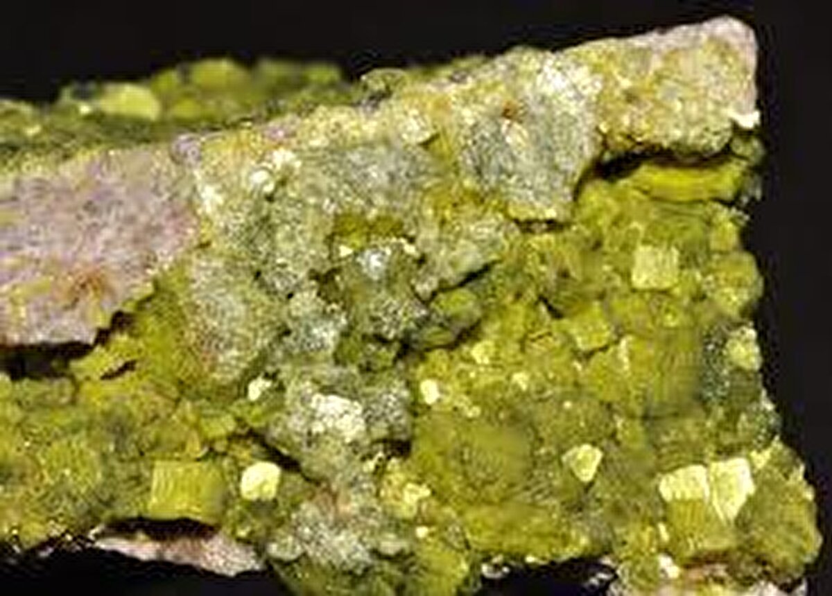 10. Moğolistan<br><br>Listenin 10. sırasında yer alan Asya ülkesi Moğolistan uranyum zengini ülkeler arasında yer alıyor. Moğolistan'ın toplam uranyum rezervi 145 bin ton.<br><br>9. Çin<br><br>Listenin 9. sırasında yer alan bir diğer Asya ülkesi ise Çin oldu. Uranyum rezervini Nükleer Silah yapımında değerlendiren Çin'in toplam rezervi 224 bin ton.