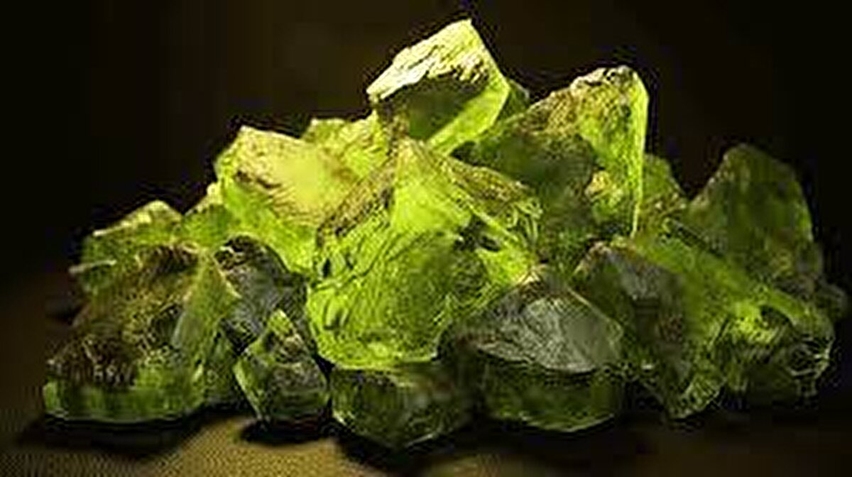 2. Kazakistan<br><br>Asya'nın ve dünyanın en zengin uranyum rezervine sahip ülkesi ise 815 bin ton uranyum rezervi ile Kazakistan oldu.<br><br>1- Avustralya<br><br>Dünyanın 1.7 milyon rezervi ile en büyük uranyum kaynağına sahip olan ülkesi ise Avustralya oldu.