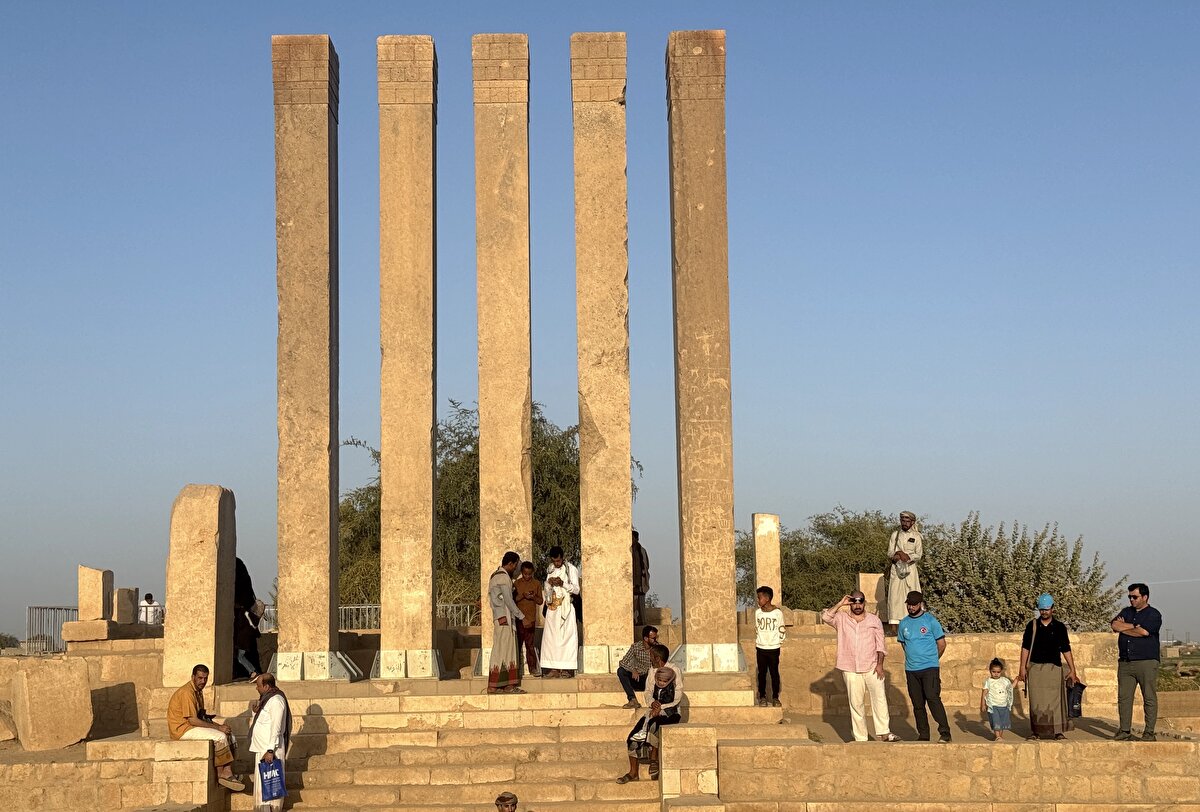 “Barran Tapınağı” olarak da anılan Arş-ı Belkıs'ın tuğladan yapılmış set gibi ön avluları ve eklentileri bulunuyor.