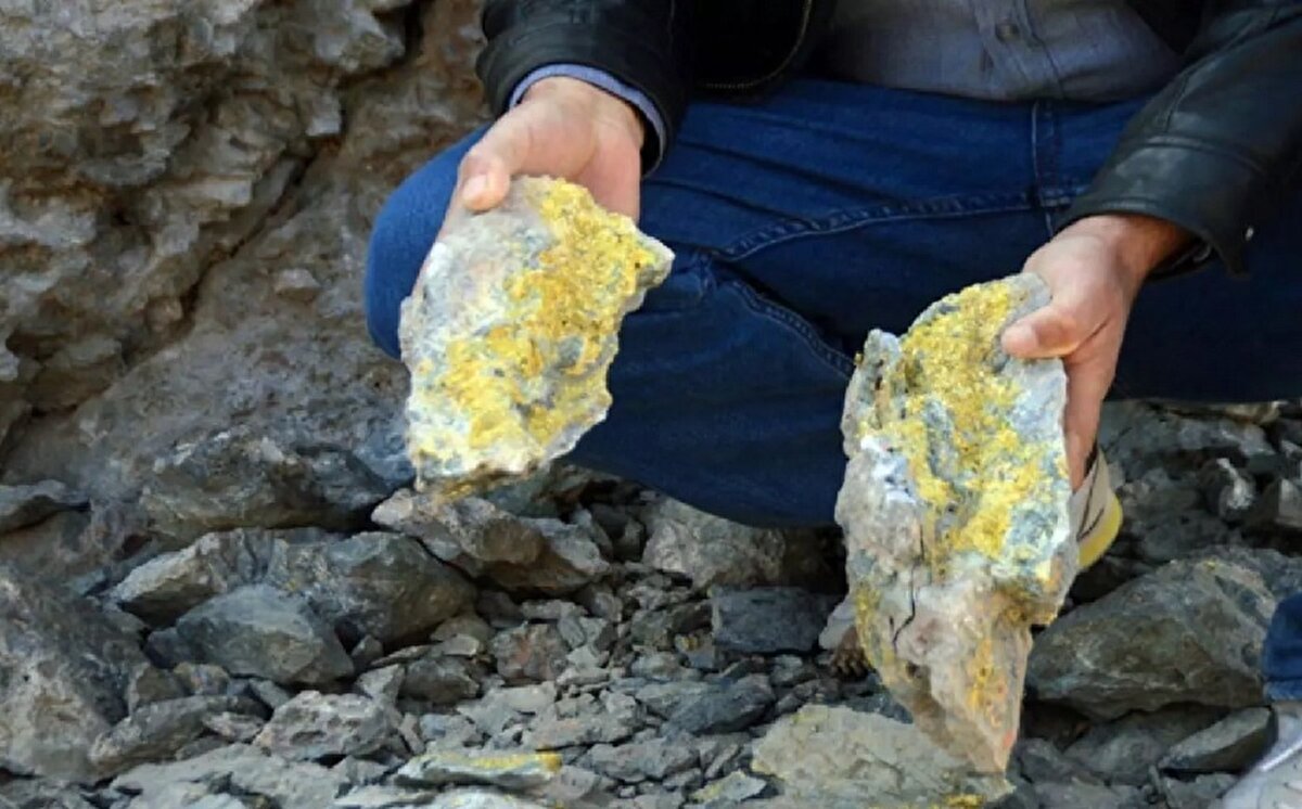 Uranyum nerelerde kullanılır? <br><br>Uranyumun kullanım alanları oldukça zengin ve etkileyicidir.<br><br>Kullanım alanları ise;<br><br>Nükleer enerji santral yakıtı olarak,<br>Uranil asetat analitik uygulamalarında,<br>Zırh kaplama, gemi ve uçak yapımında,<br>Seramiğe renk vermek amacıyla,<br>Üretim reaktörlerinde, plütonyum hidrojen bombası yapımında,<br>Nükleer patlayıcı yapımında kullanılabiliyor.