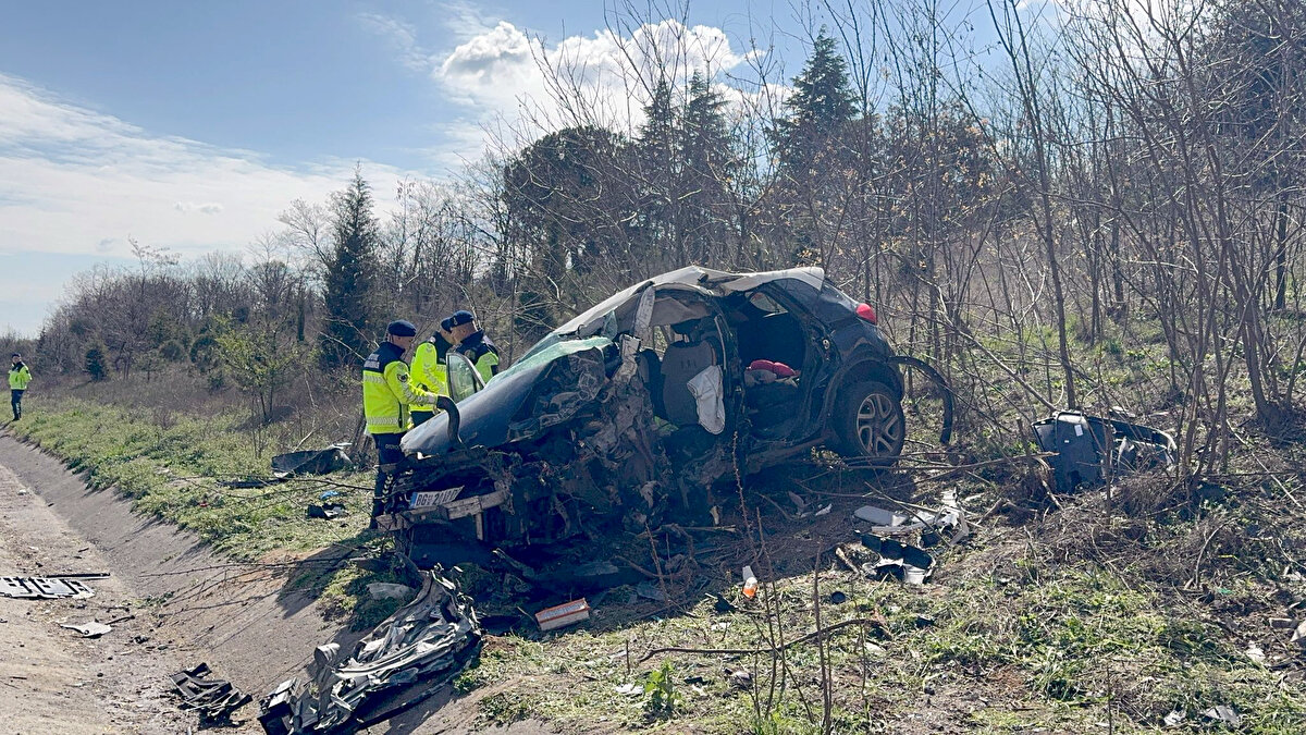 İhbarla bölgeye otoyol jandarması, sağlık ve itfaiye ekipleri sevk edildi. Kazada Budic ile araçtaki 3 kişi yaralandı. 